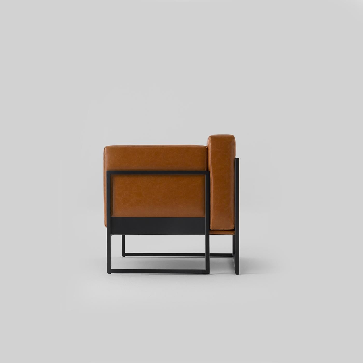 Des lignes épurées et essentielles marquent cet élégant fauteuil tapissé de cuir cognac fin. Classique et moderne à la fois, ce fauteuil apportera un accent raffiné à toute maison. Reposant sur une structure en métal laqué noir caractérisée par des