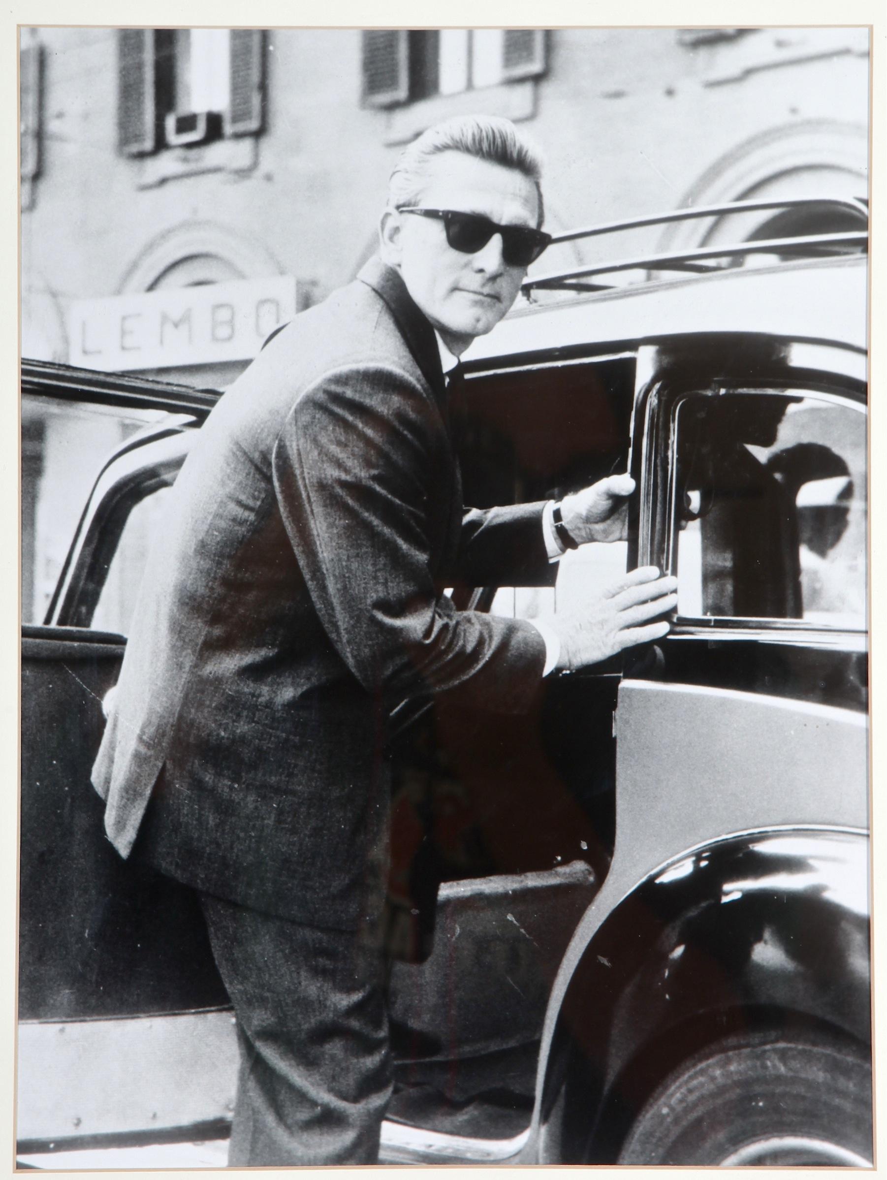 Foto paparazzata in bianco e nero di Kirk Douglas degli anni '60. Attribuita a Gian Colombo, fa parte di una collezione di paparazzi che comprende la Principessa Grace, Audrey Hepburn, Elizabeth Taylor e Federico Fellini. Incorniciato in una