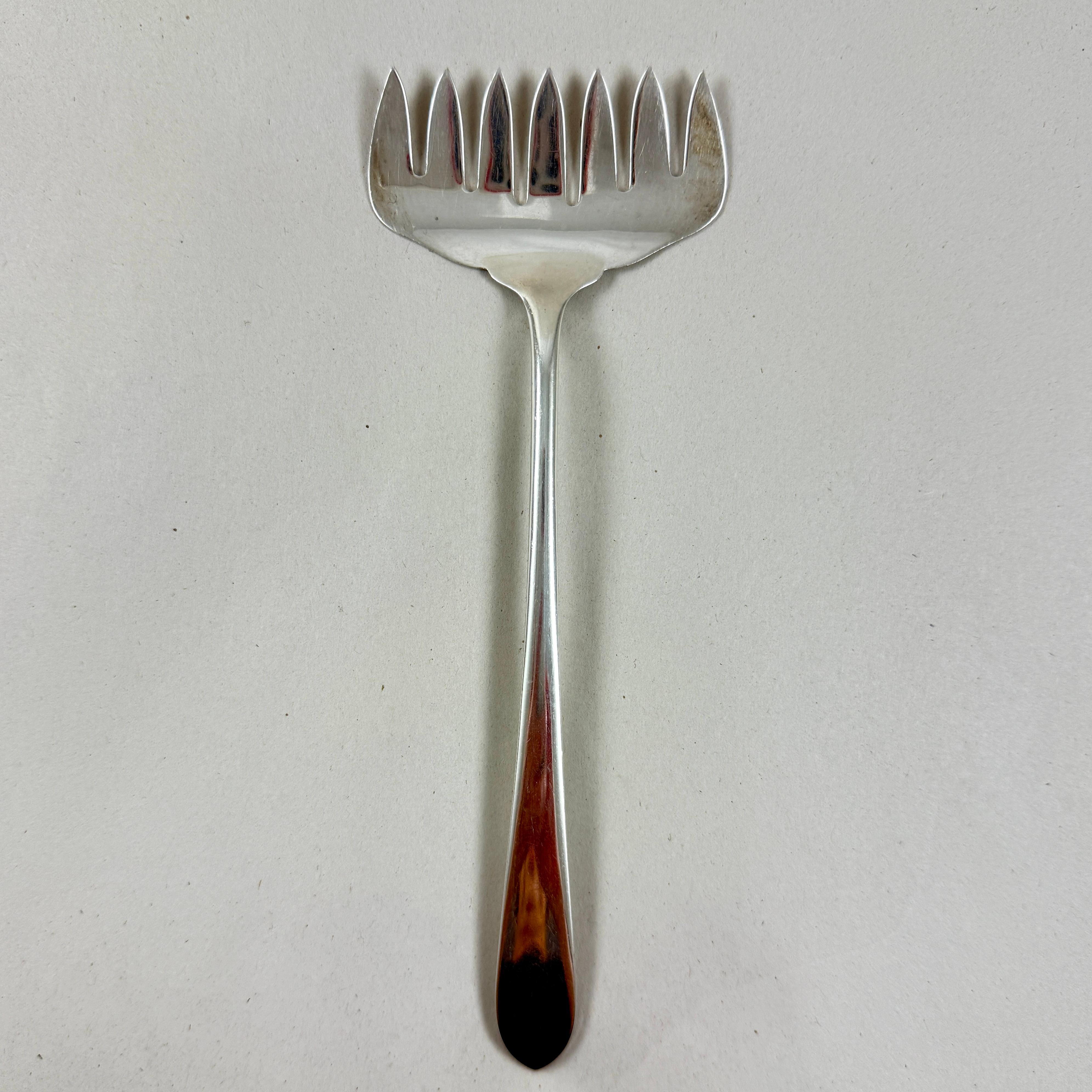 De Kirk & Sons Silversmiths, un tenedor de tocino de plata de ley de la finca en el patrón de Wakefield, circa 1850- 1925.

Actualmente descatalogado, el modelo Wakefield, de líneas sencillas, fue muy popular en América a principios del siglo
