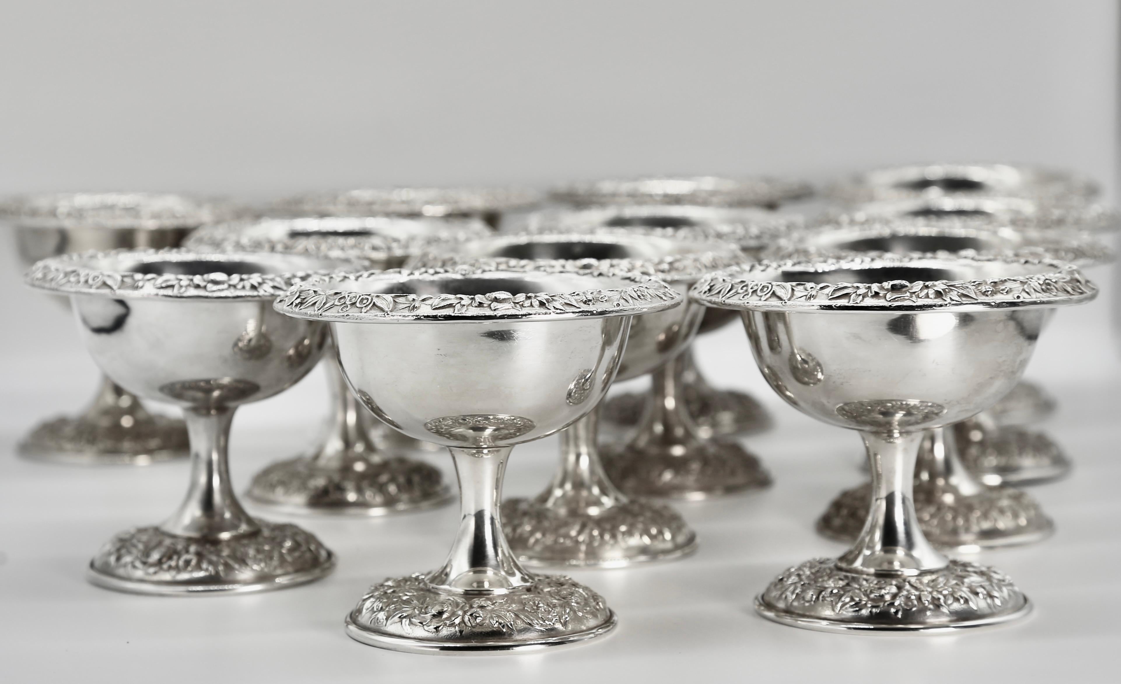Elegante juego de 12 compoteras para helado de plata de ley repulida Samuel Kirk & sons, con bellos diseños florales de estilo renacimiento rococó y un elegante pedestal.

Sello de calidad estampado en cada pieza - Kirk & Son Inc  Sterling  423, que