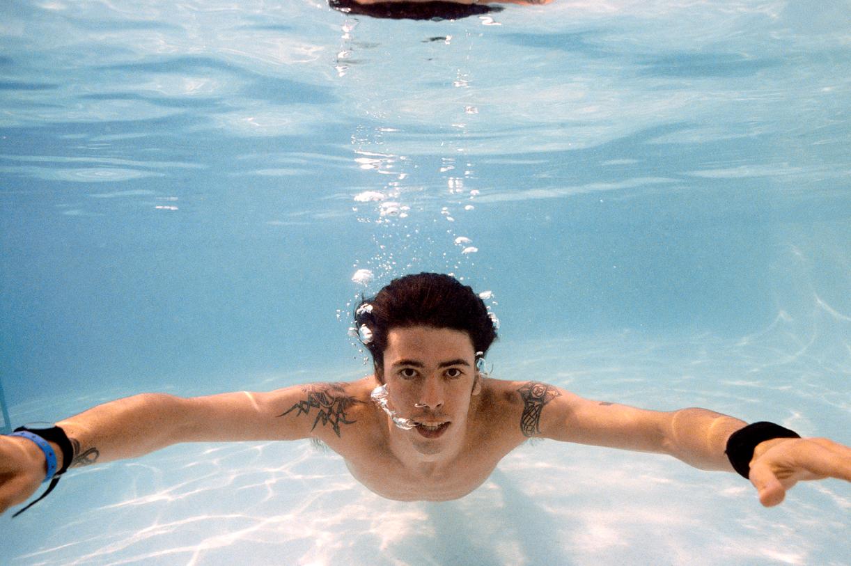 Color Photograph di Kirk Weddle - Dave Grohl che nuota sott'acqua Nirvana Nevermind
