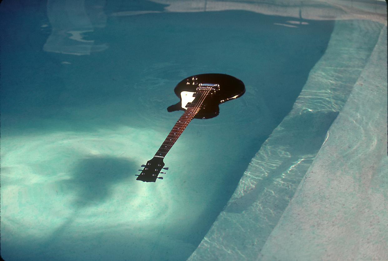 Color Photograph Kirk Weddle - Kurt Cobain « Floating Guitar in Swimmingpool » Nirvana Nevermind