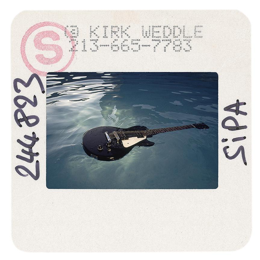 Stampa firmata tratta da una diapositiva originale a colori della chitarra fluttuante di Kurt Cobain realizzata da Kirk Weddle. Questa diapositiva è stata scattata durante le famose sessioni in piscina con i Nirvana per l'uscita di Nevermind nel