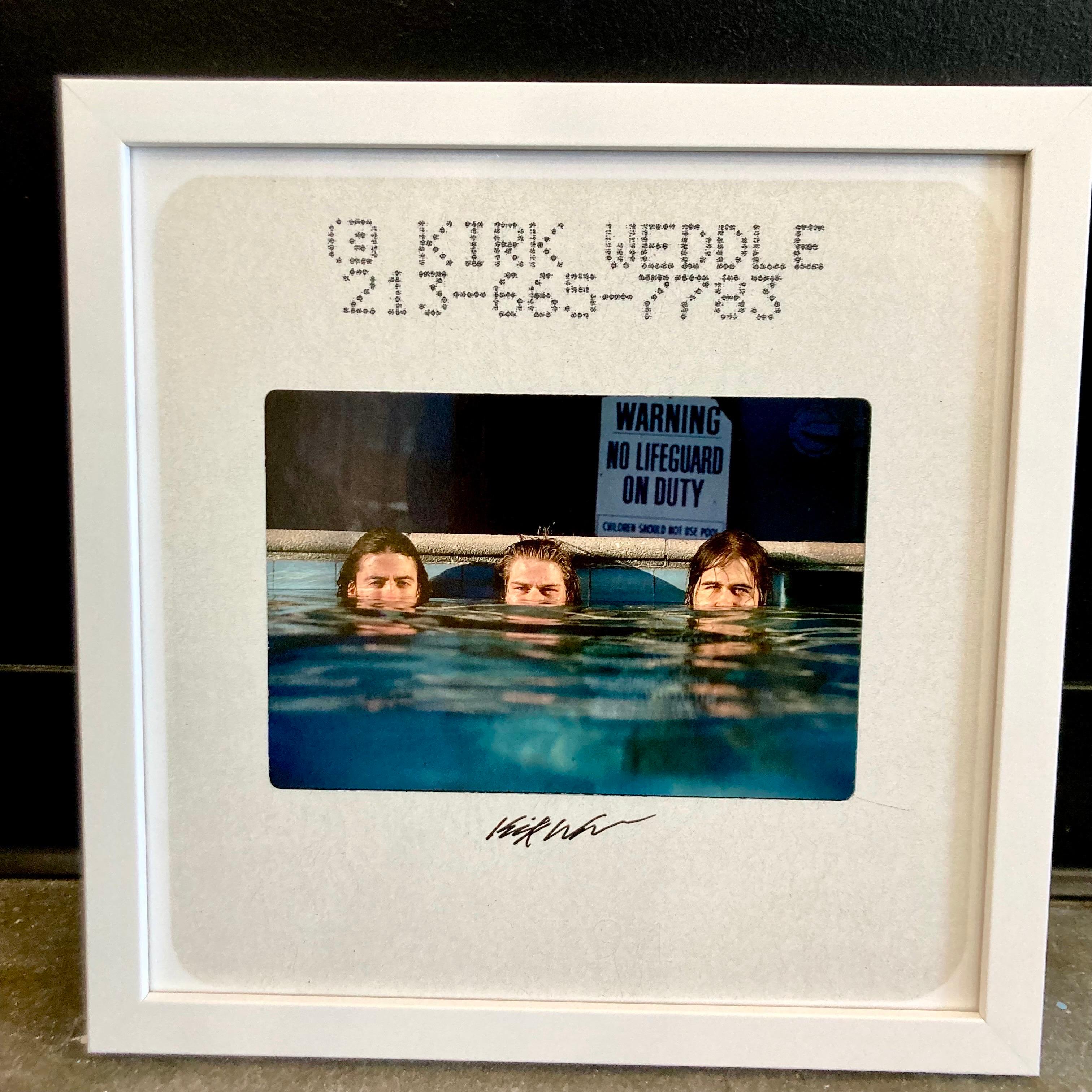 Signierter Farbdia-Abzug von Nirvana, aufgenommen von Kirk Weddle während seiner Session mit der Band im Pool zur Promotion des bahnbrechenden Albums "Nevermind" von 1991.

Dies ist ein von Kirk Weddle aufgenommenes Foto des Original-Farbdias,