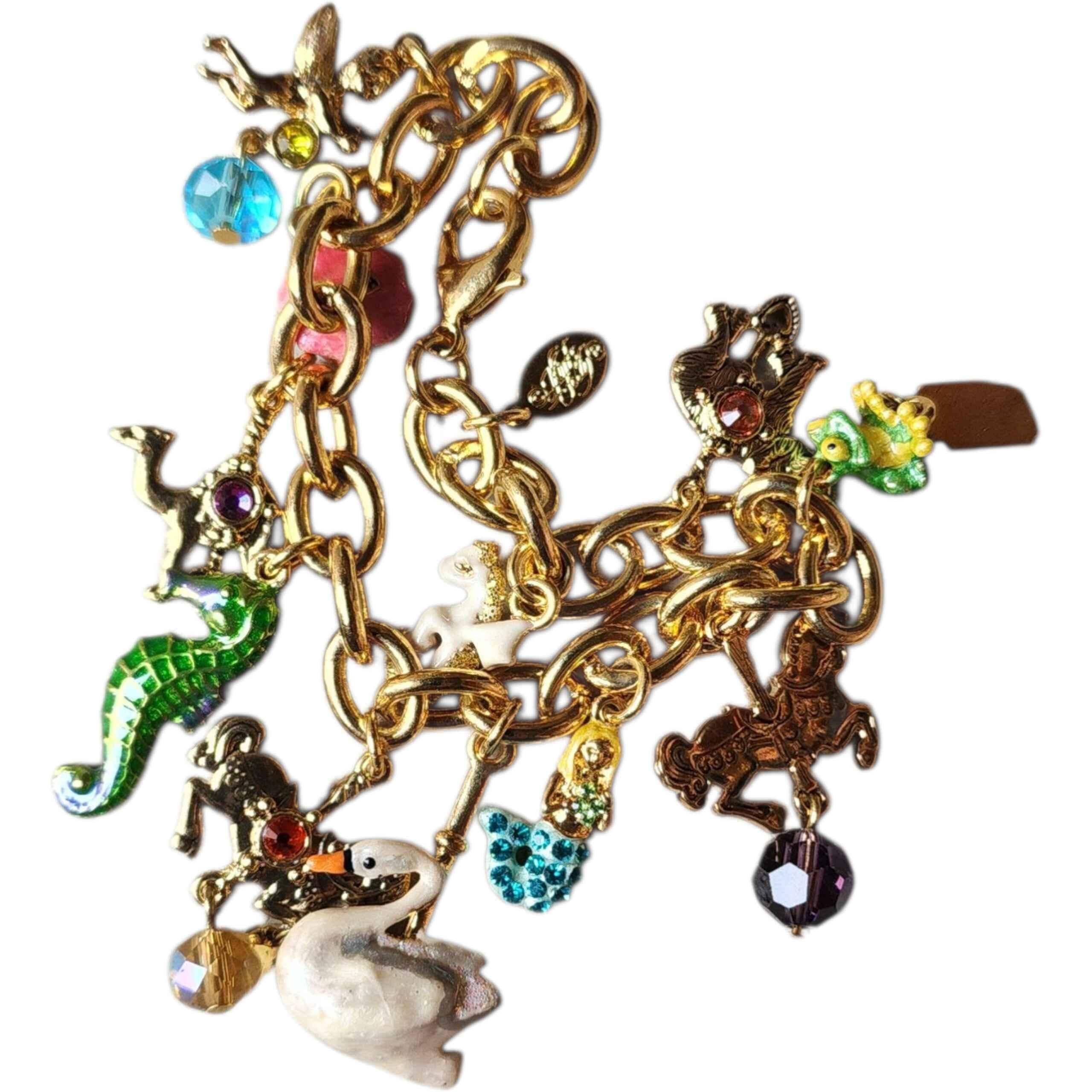 Taille Marquise Kirk's Folly - Bracelet à breloques en émail vintage avec motifs fantastiques en vente