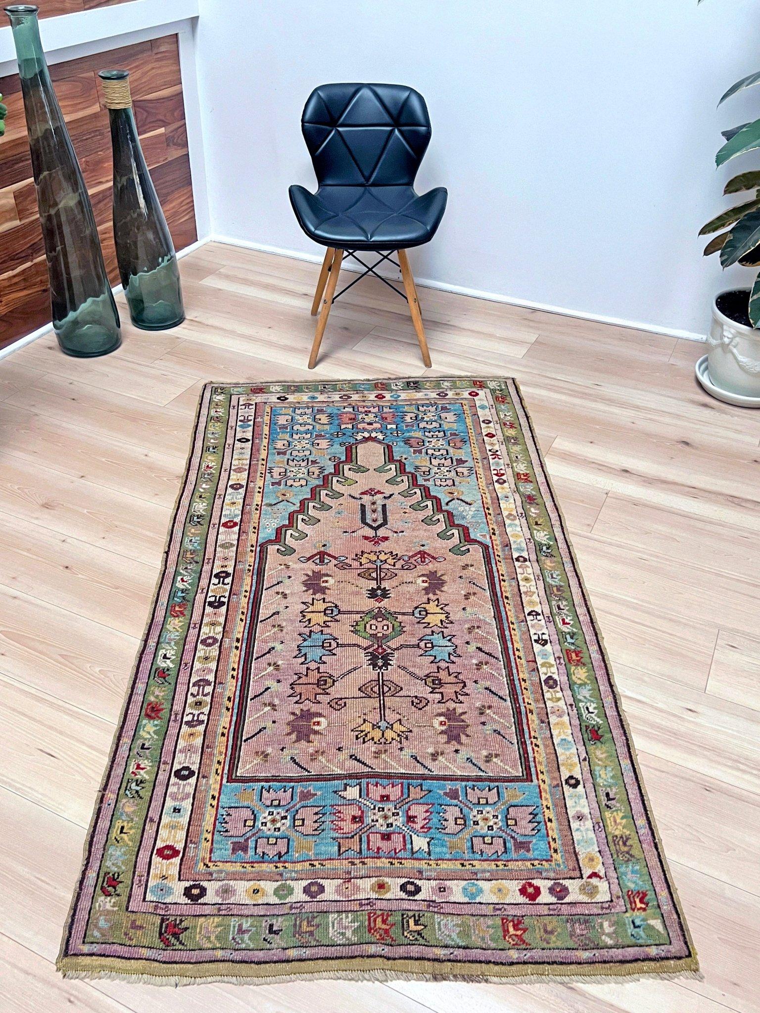 Questo antico tappeto da preghiera turco di Kırşehir è un affascinante esempio di arte tessile dell'Anatolia centrale. Annodato a mano con lana tinta naturalmente, presenta un grazioso mihrab (nicchia di preghiera) incorniciato da motivi floreali e