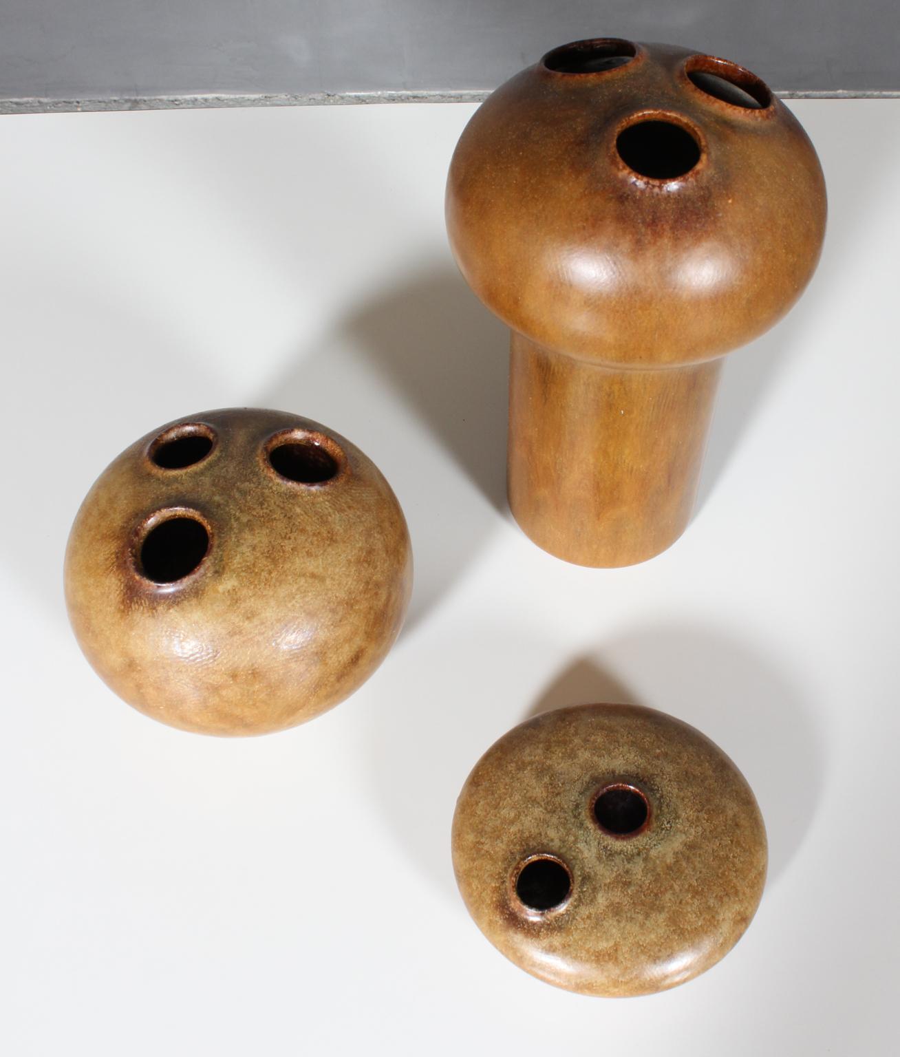 Kirsten Günther : ensemble de trois vases en céramique émaillée.

Modèle Trio / Moonfrog fabriqué par Knabstrup.

Mesures : H. 27/12/14, Ø. 16/14/14 cm.
