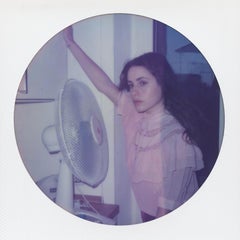 Un souffle d'air frais - Contemporain, Femmes, Polaroid, XXIe siècle, couleur