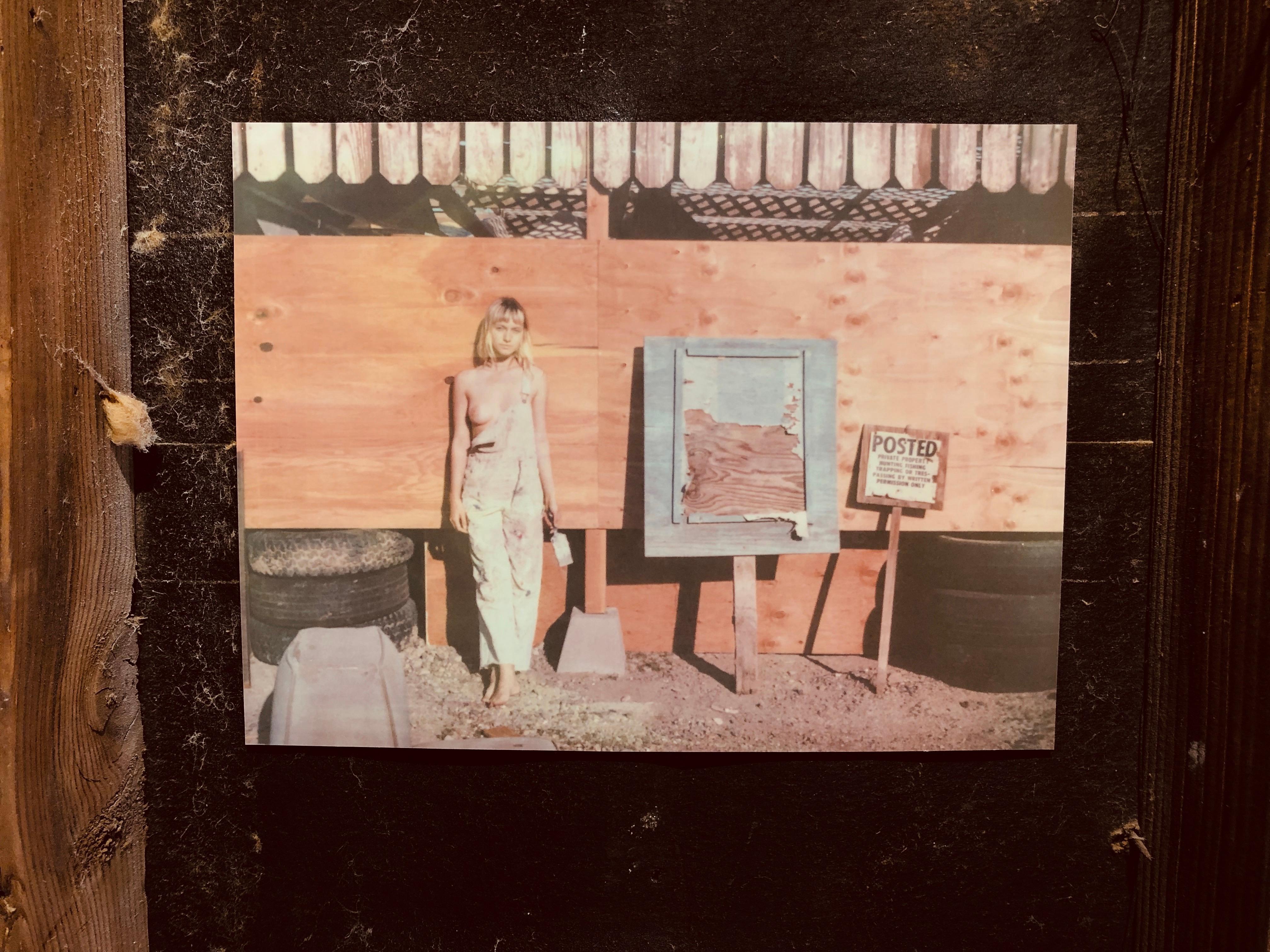 Portrait der Künstlerin als junge Frau - Zeitgenössisch, Polaroid, Nackt, Farbe (Braun), Portrait Photograph, von Kirsten Thys van den Audenaerde