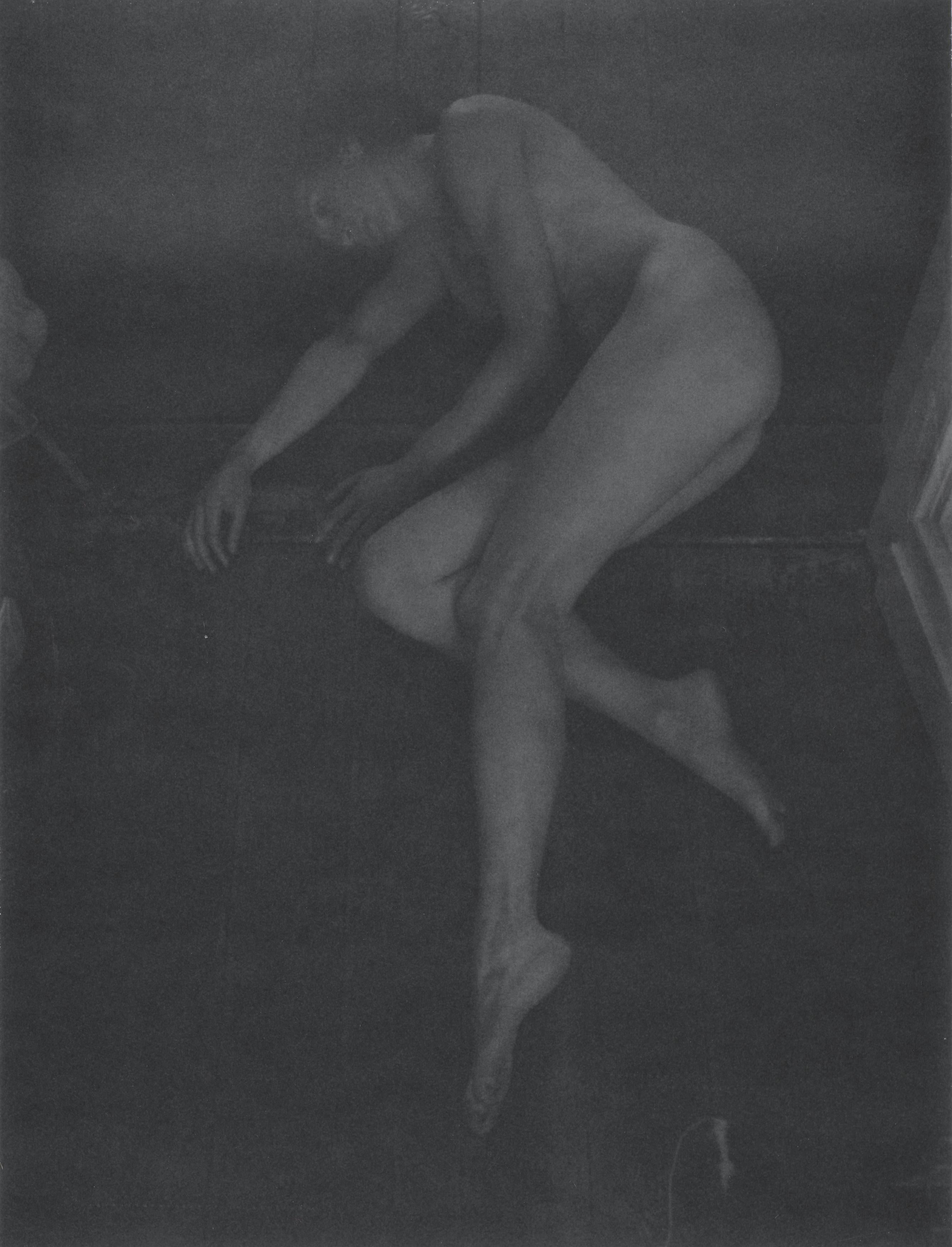 Nude Photograph de Kirsten Thys van den Audenaerde - Figment - Contemporáneo, Desnudo, Mujer, Polaroid, Siglo XXI