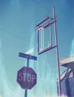 Avenue A – 21. Jahrhundert, Polaroid, Landschaftsfotografie, Zeitgenössisch, Farbe