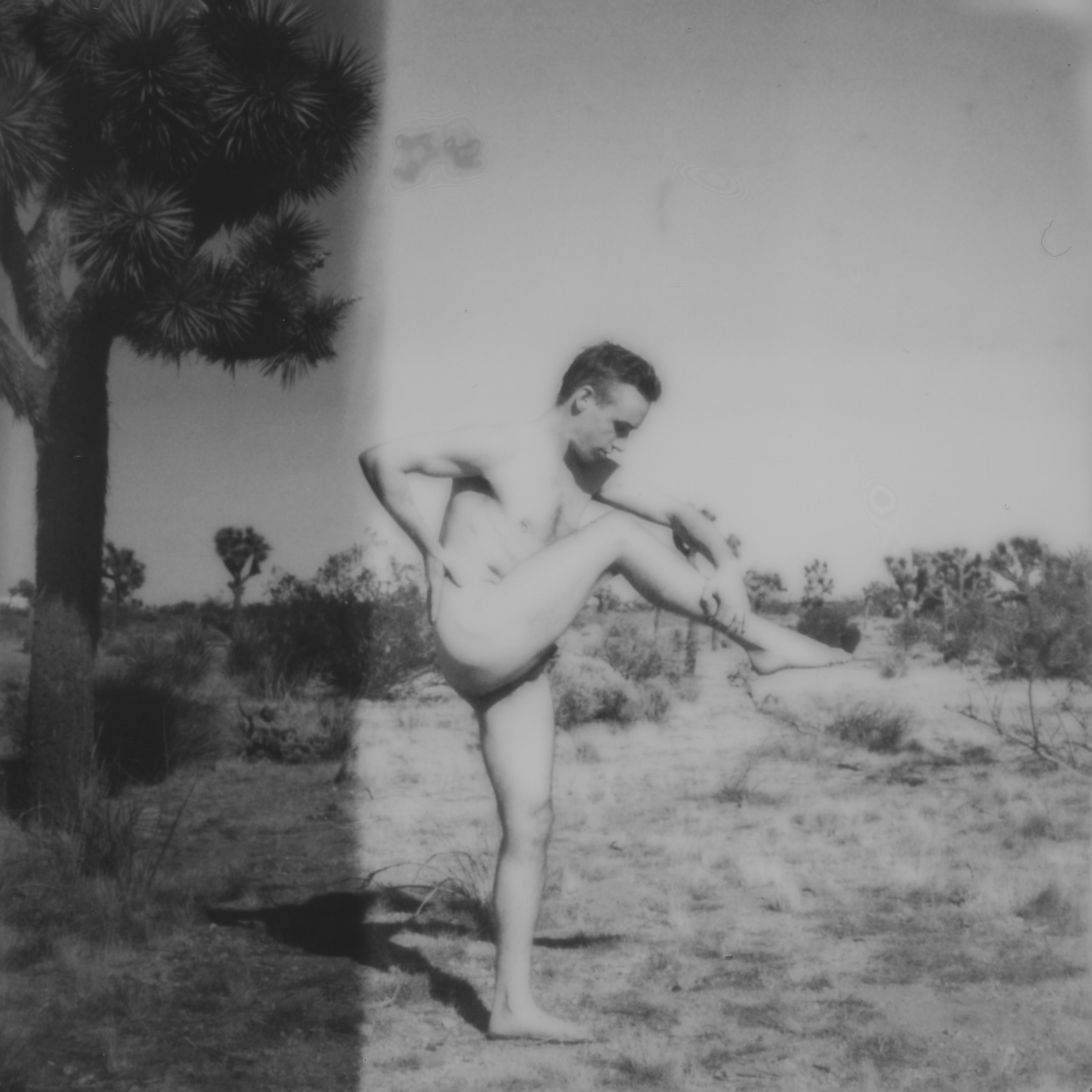Kirsten Thys van den Audenaerde Portrait Photograph – Balancing act in Schwarz-Weiß - Zeitgenössisch, Polaroid, Nude, 21. Jahrhundert