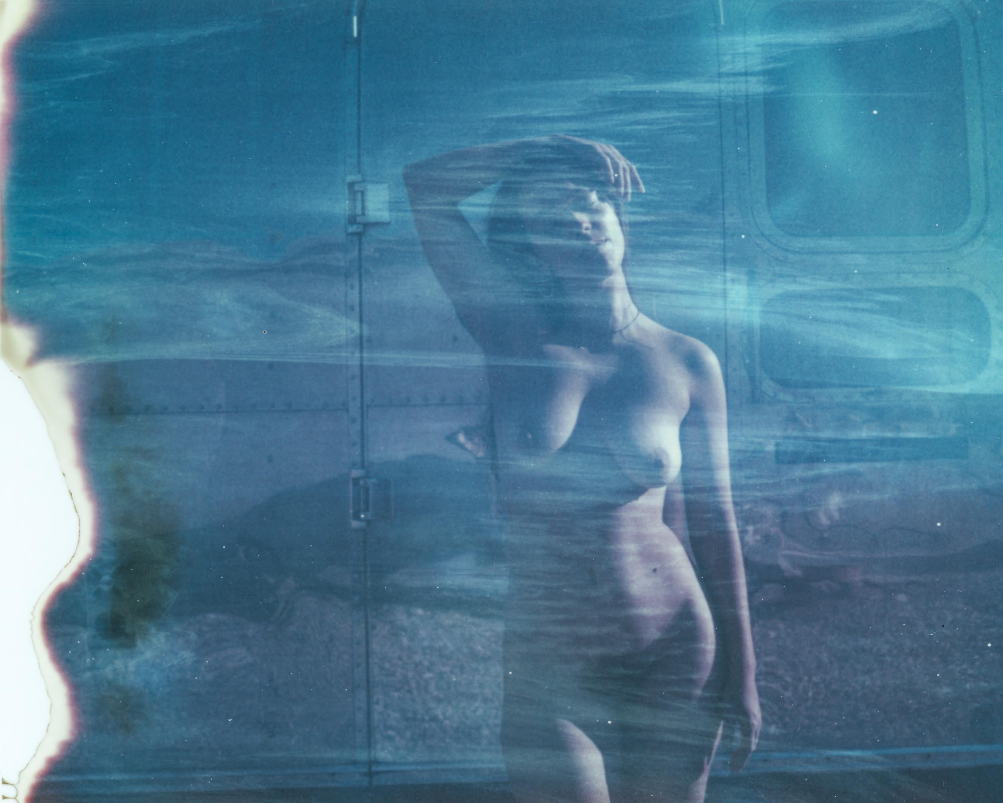 Kirsten Thys van den Audenaerde Color Photograph – Ballad (Bombay Beach) – Zeitgenössisch, Polaroid, Frauen