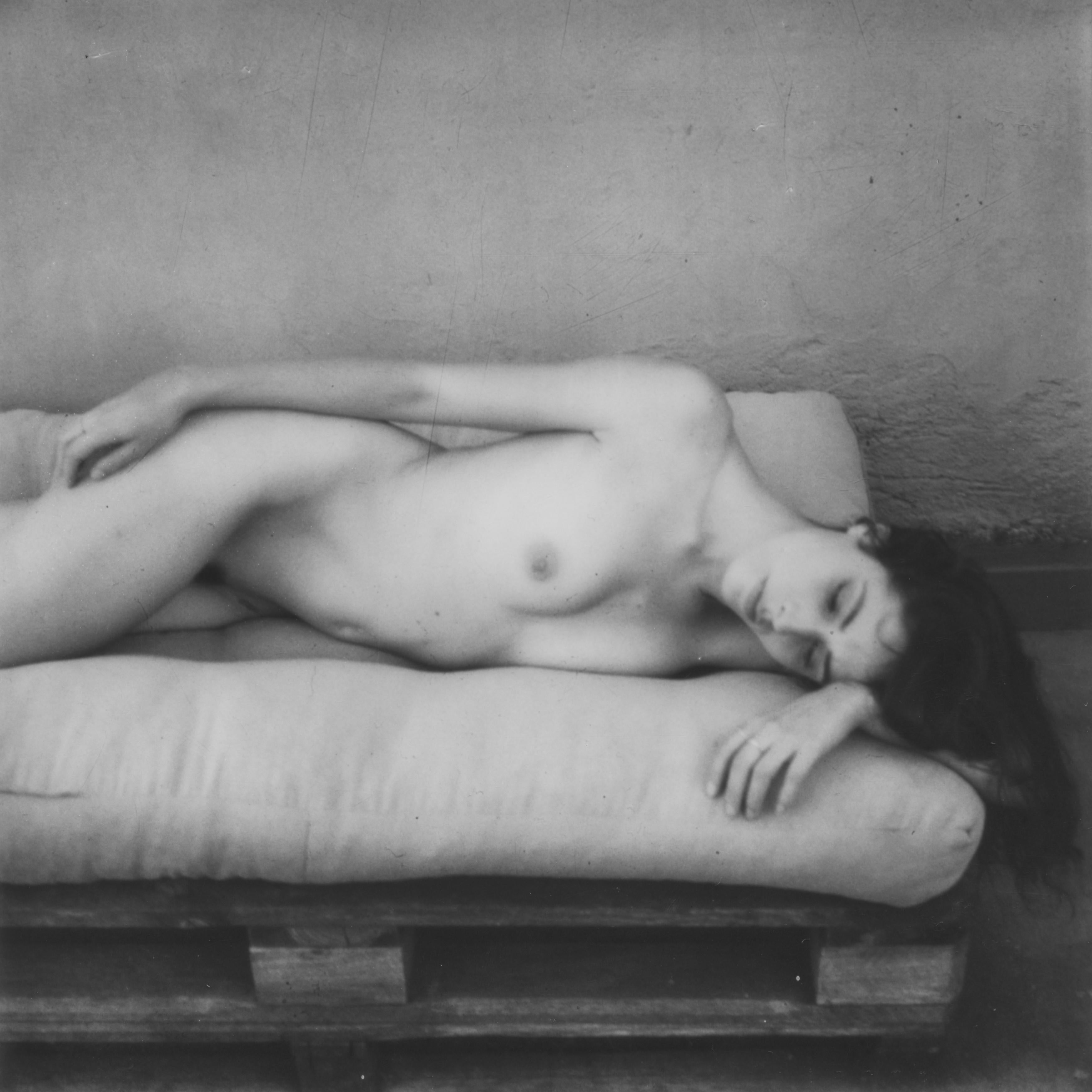 Being - Zeitgenössisch, Frauen, Polaroid, 21. Jahrhundert, Nackt