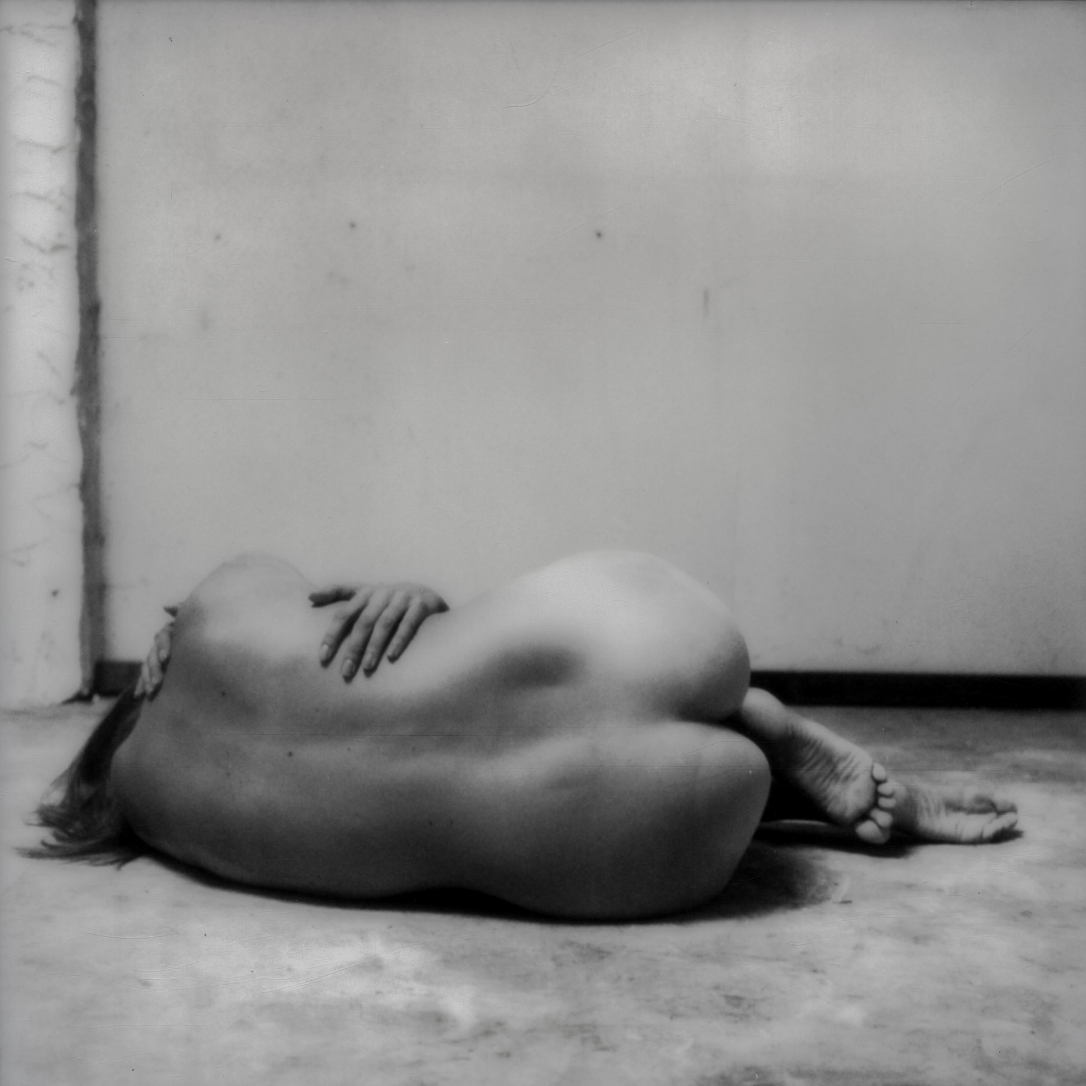 Black and White Photograph di Kirsten Thys van den Audenaerde - Piegarsi e rompersi - Polaroid, Bianco e nero, Donne, 21° secolo, Nudo