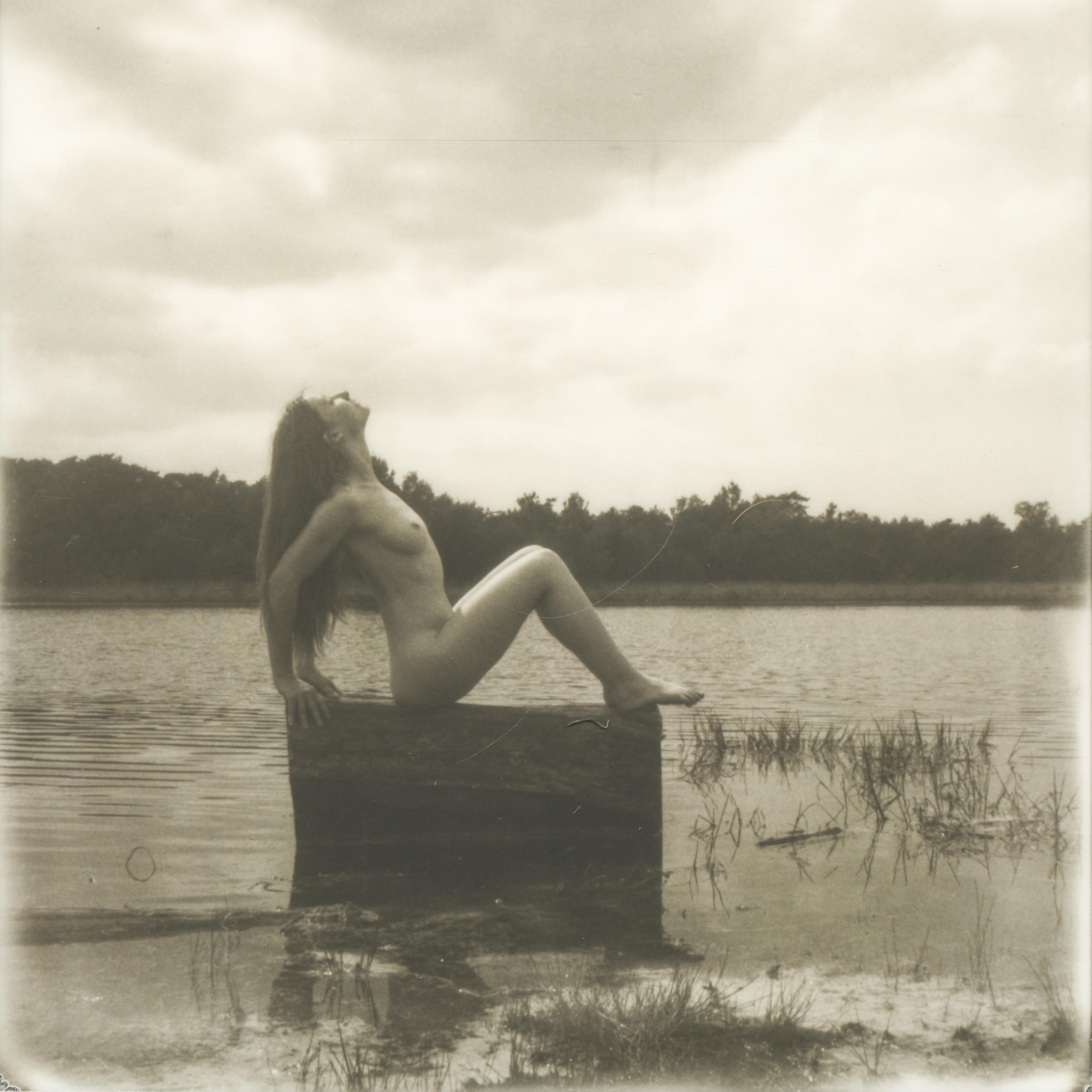 Kirsten Thys van den Audenaerde Black and White Photograph – Blinding – Polaroid, Frauen, 21. Jahrhundert, Akt, Landschaft