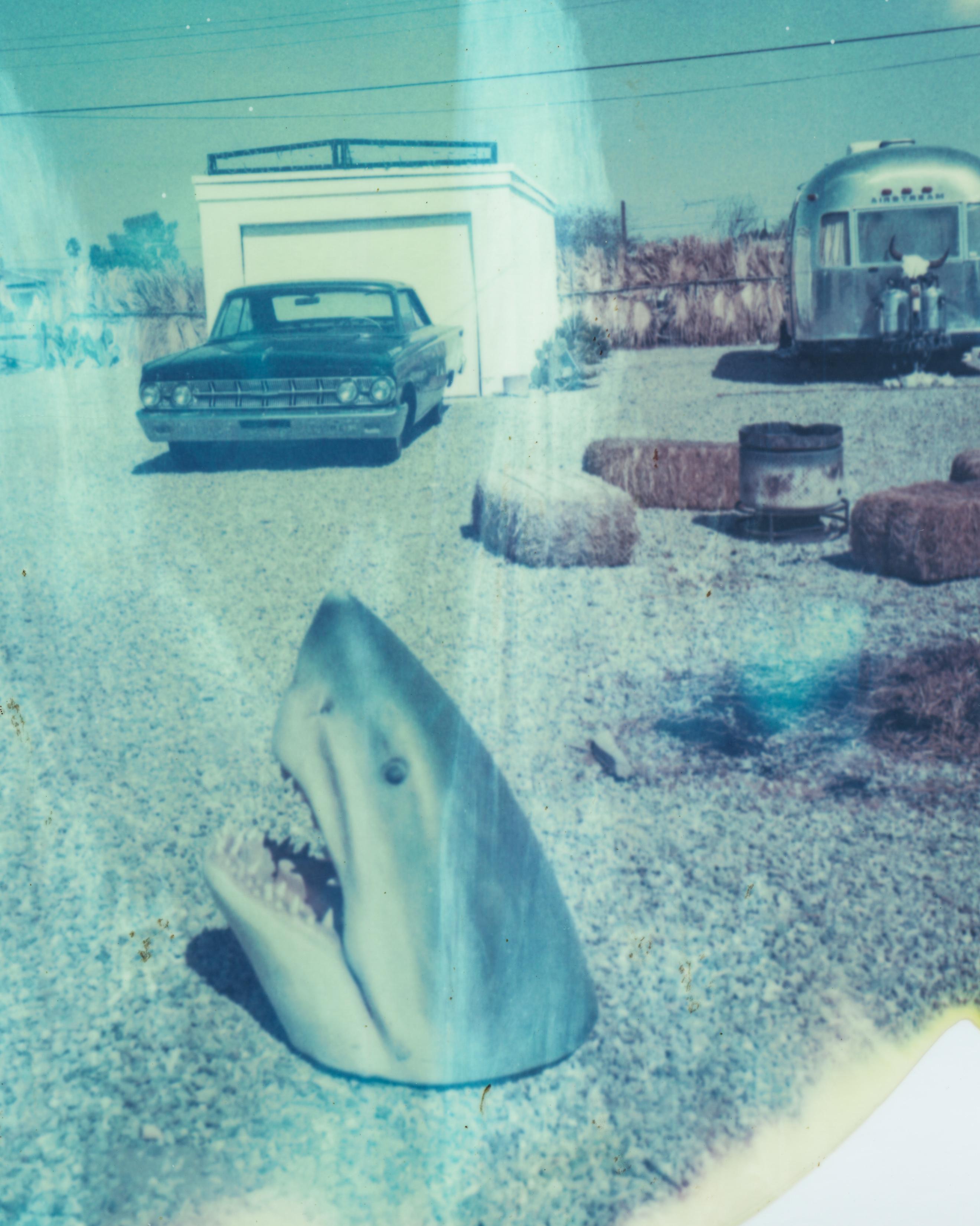 Color Photograph de Kirsten Thys van den Audenaerde - Bombay todo el día (Playa de Bombay) - Contemporánea, Polaroid, Mujeres