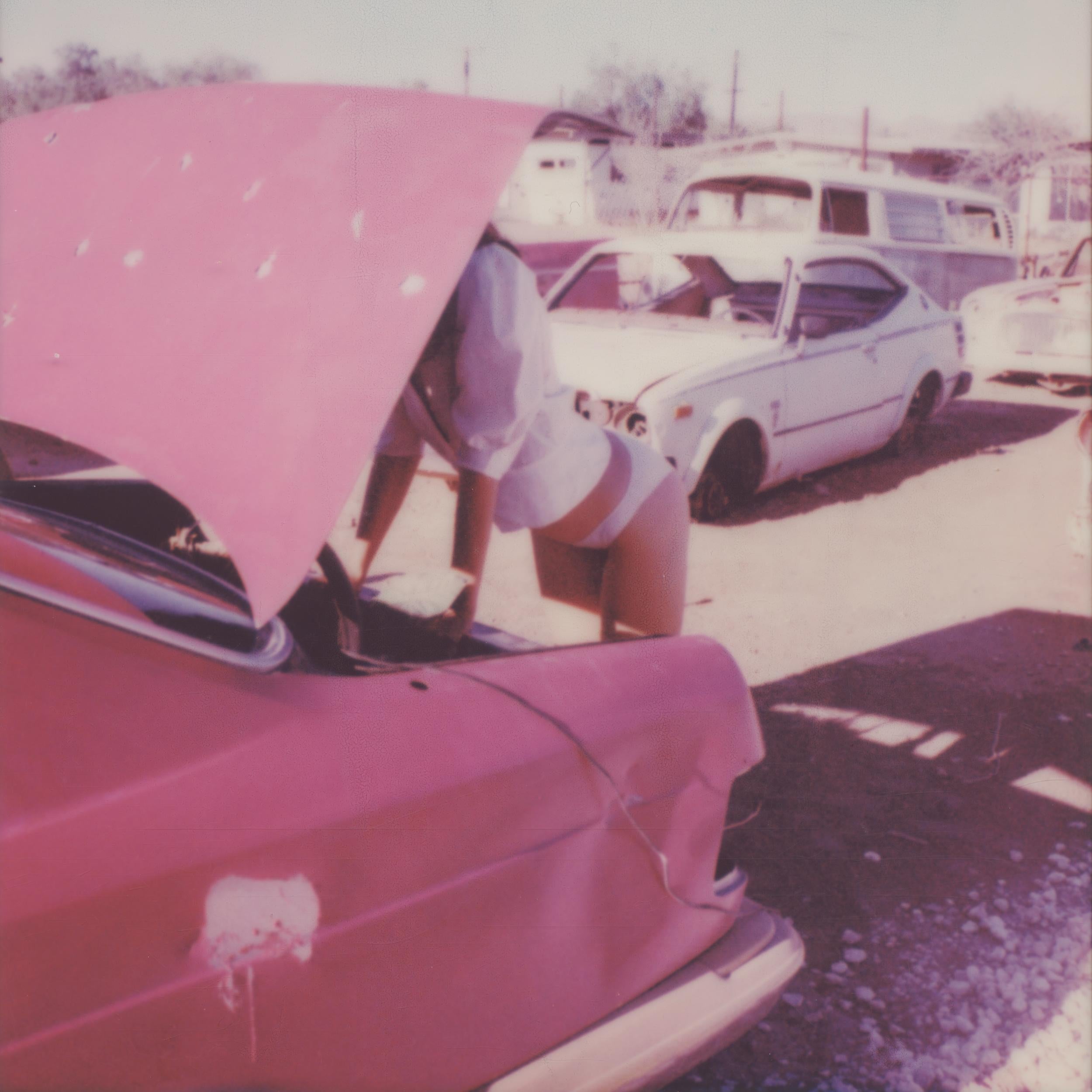Breakdown - Contemporain, Polaroid, voitures vintage, couleur, femmes, XXIe siècle