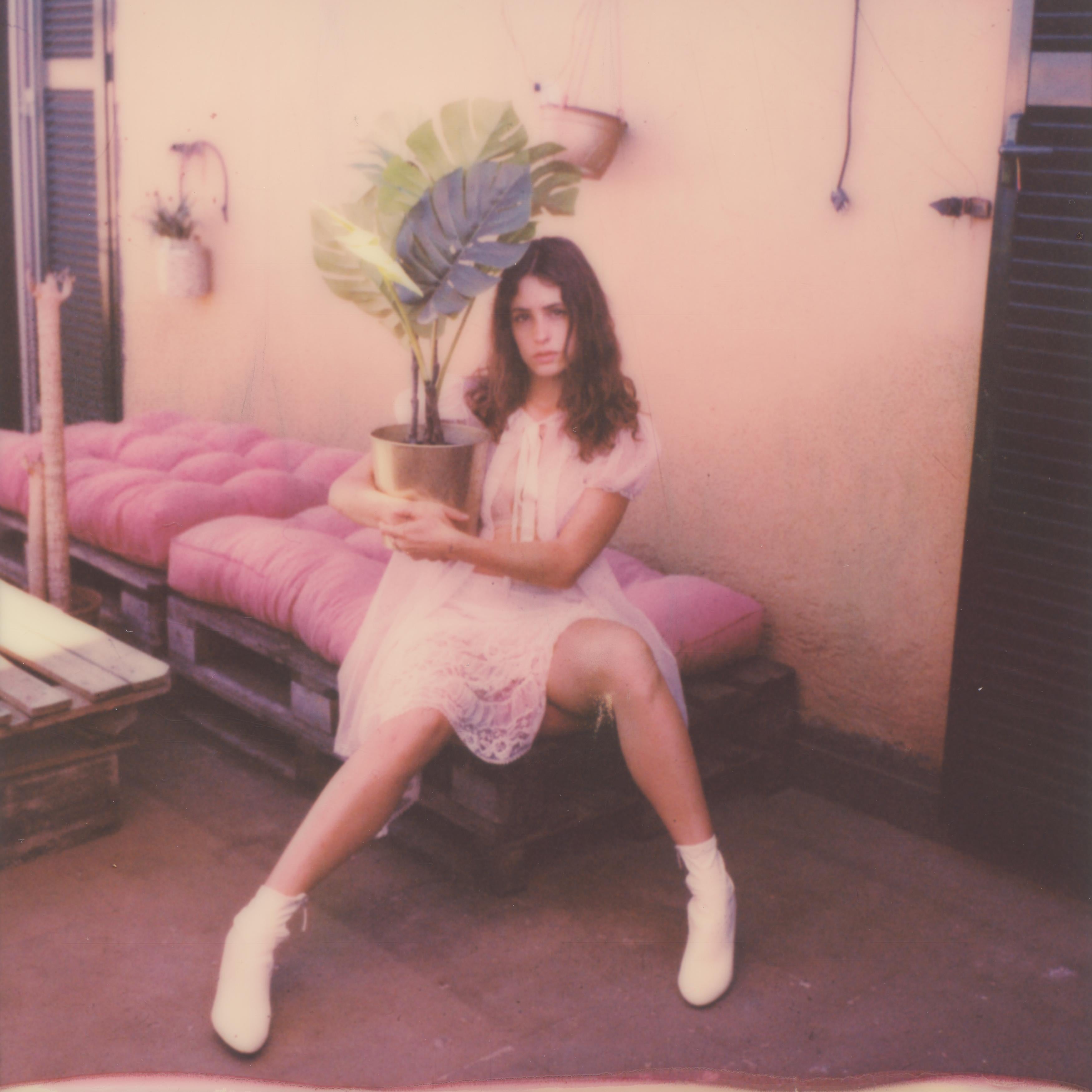 Kirsten Thys van den Audenaerde Color Photograph – Call of Nature - Zeitgenössisch, Nackt, Frauen, Polaroid, 21. Jahrhundert, Farbe