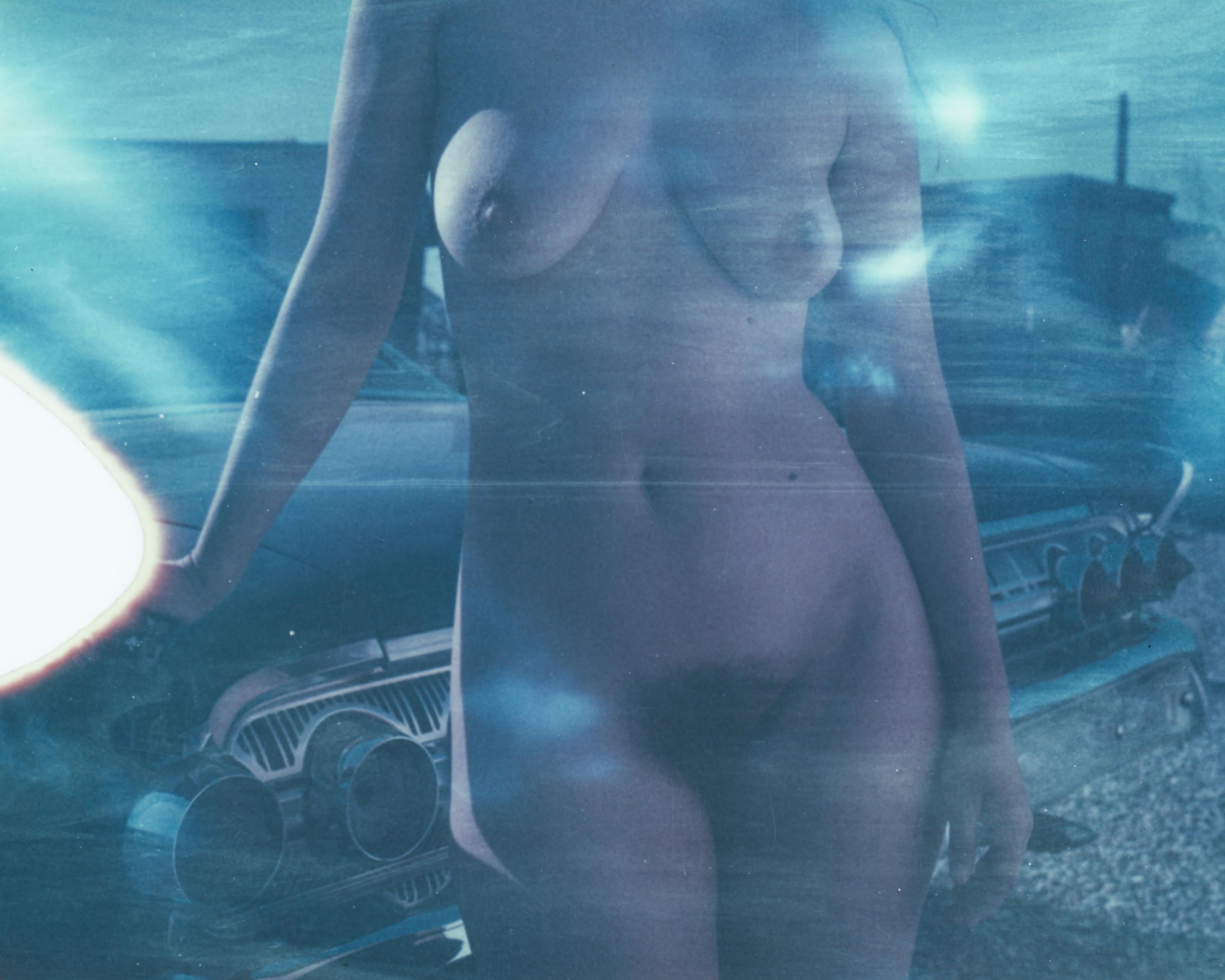 Kirsten Thys van den Audenaerde Color Photograph – Caution to the Wind (Bombay Beach) – Zeitgenössisch, Polaroid, Frauen