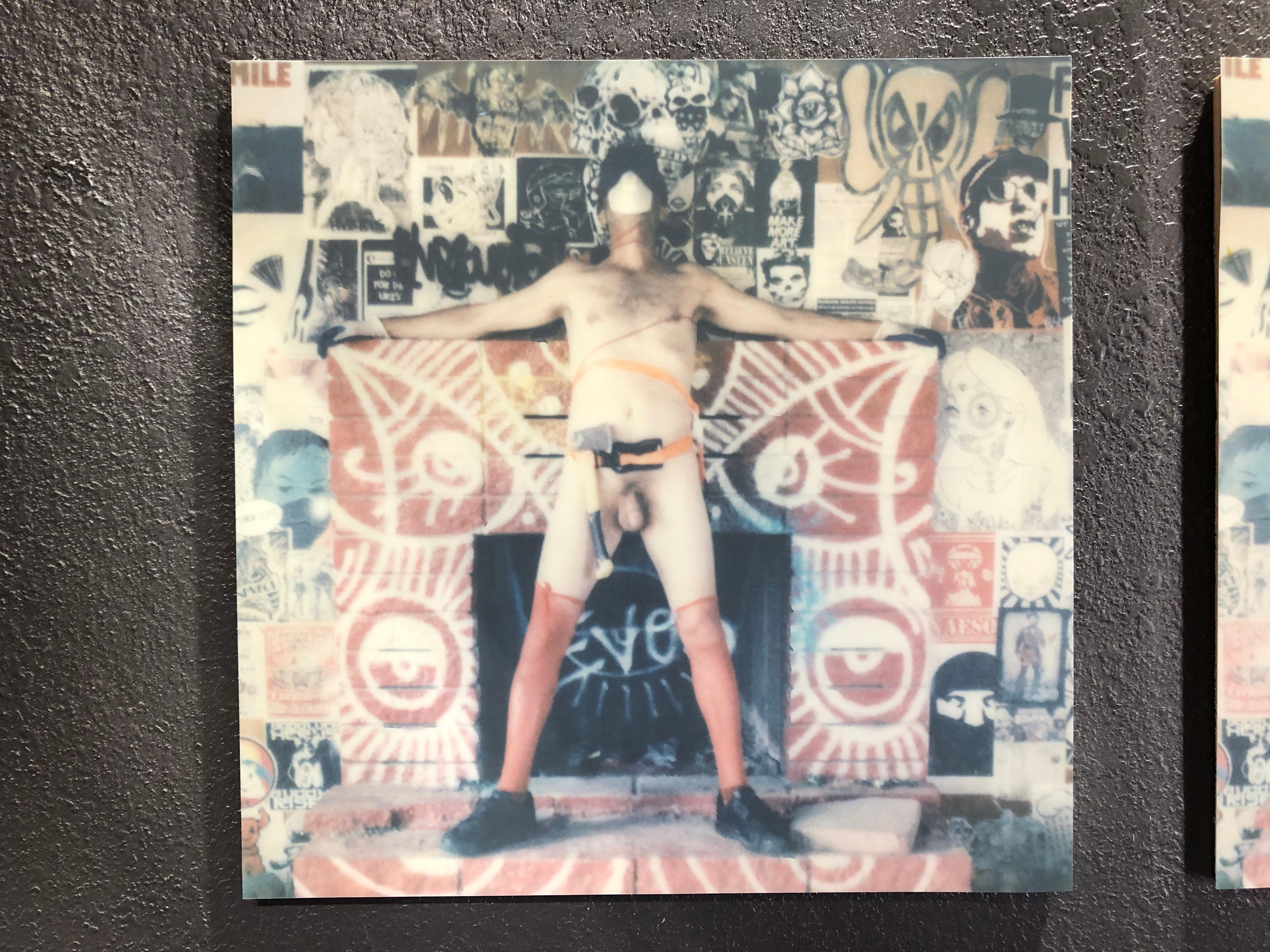 Color me Weird fa parte della serie 'Le folli avventure di David C.', - 2019, 

20x95cm installati, 20x20cm ciascuno, 
Edizione di 7 copie più 2 prove d'artista.  
4 C-Print d'archivio basati sulle 4 Polaroid.  
Montato su Dibond con protezione UV
