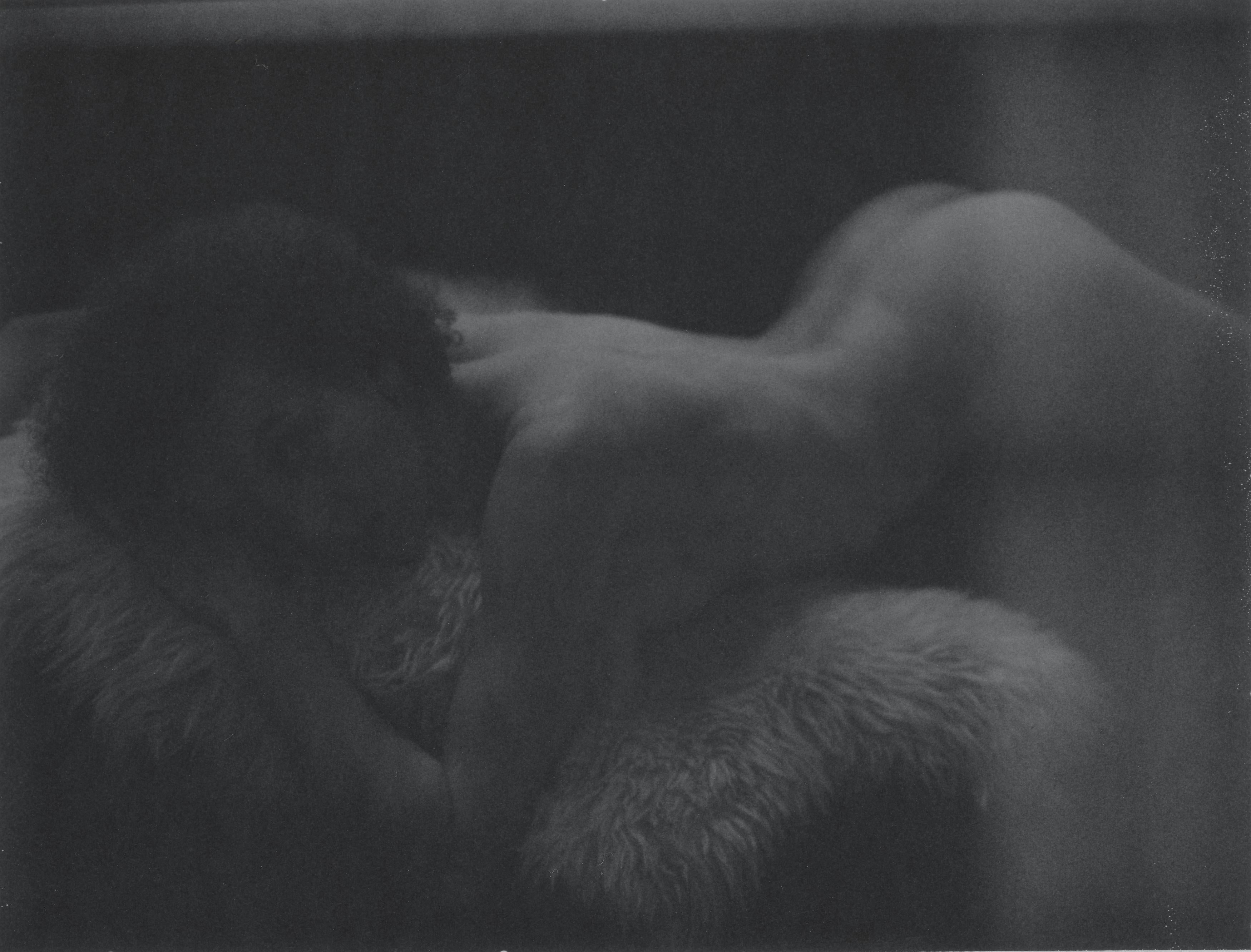 Black and White Photograph di Kirsten Thys van den Audenaerde - Crema - Contemporaneo, Nudo, Donne, Polaroid, 21° secolo