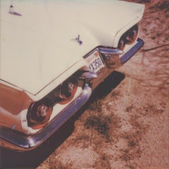 Days of Thunder (Bombay Beach, CA) – 21. Jahrhundert, Polaroid, Vintage-Autos