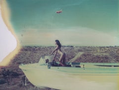 Wüsten Escape – Zeitgenössisch, Polaroid, Akt, Landschaft, 21. Jahrhundert