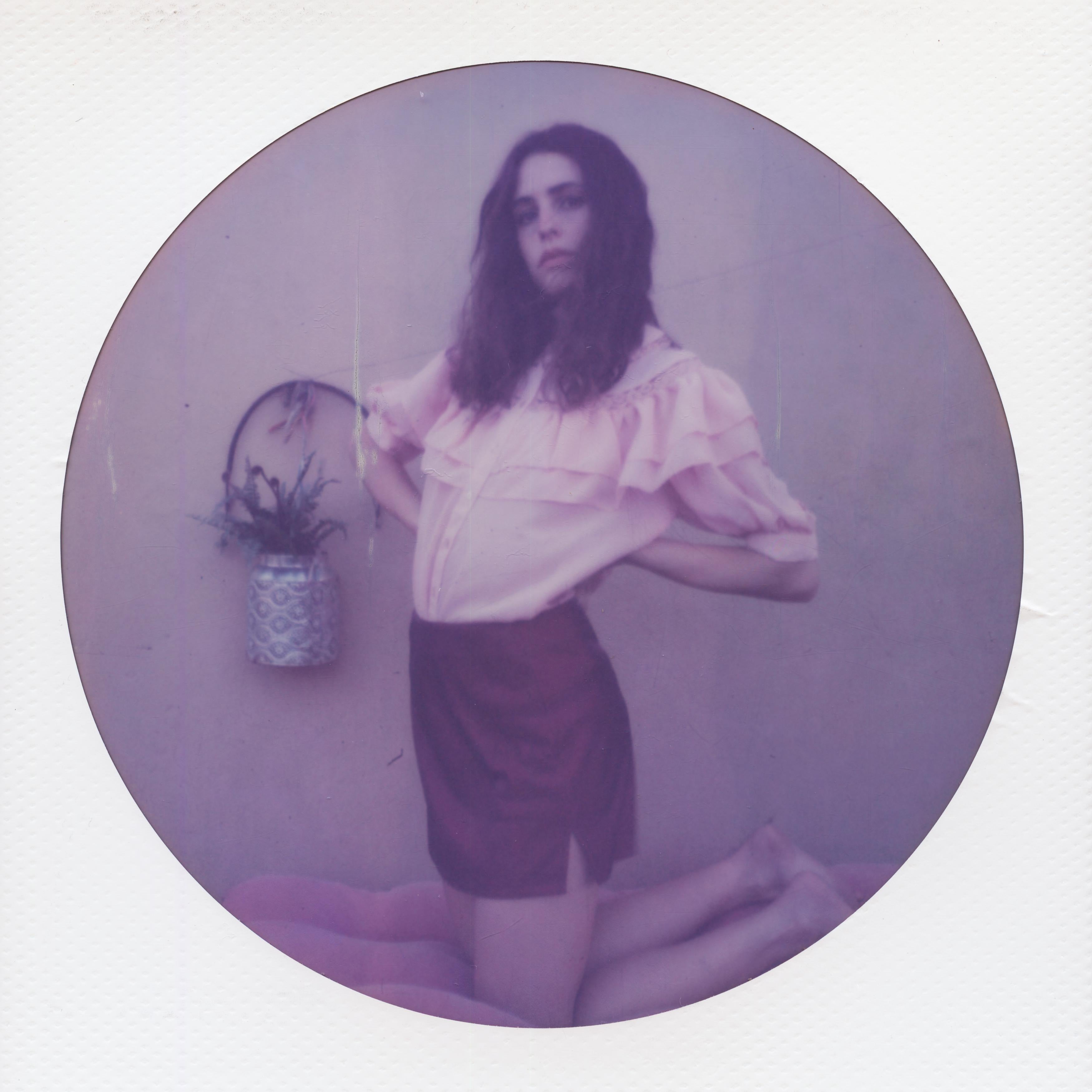 Kirsten Thys van den Audenaerde Color Photograph – Distract – Zeitgenössisch, Frauen, Polaroid, 21. Jahrhundert, Farbe