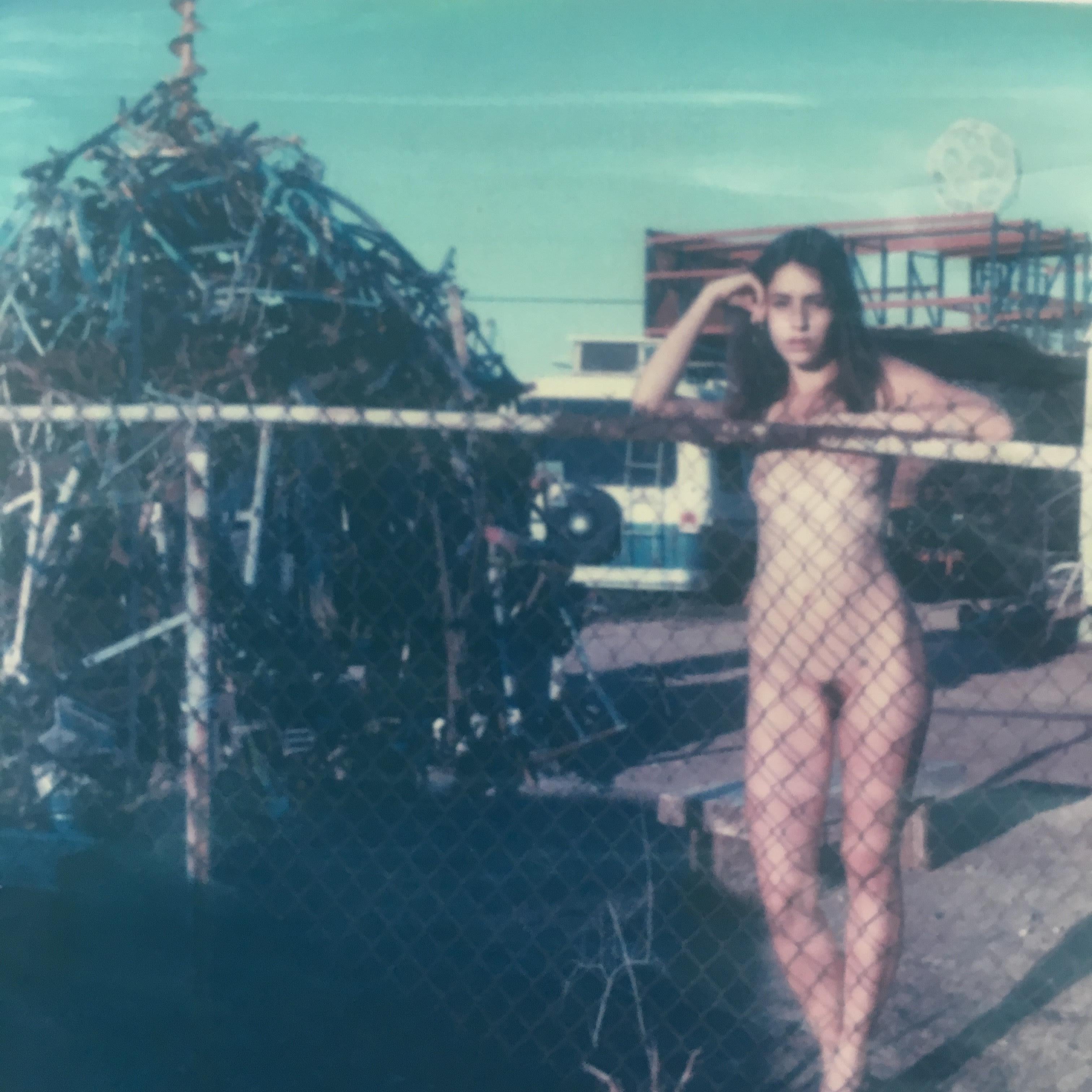 Don't fence me in - Contemporary, Polaroid, Nu, Couleur - Contemporain Photograph par Kirsten Thys van den Audenaerde