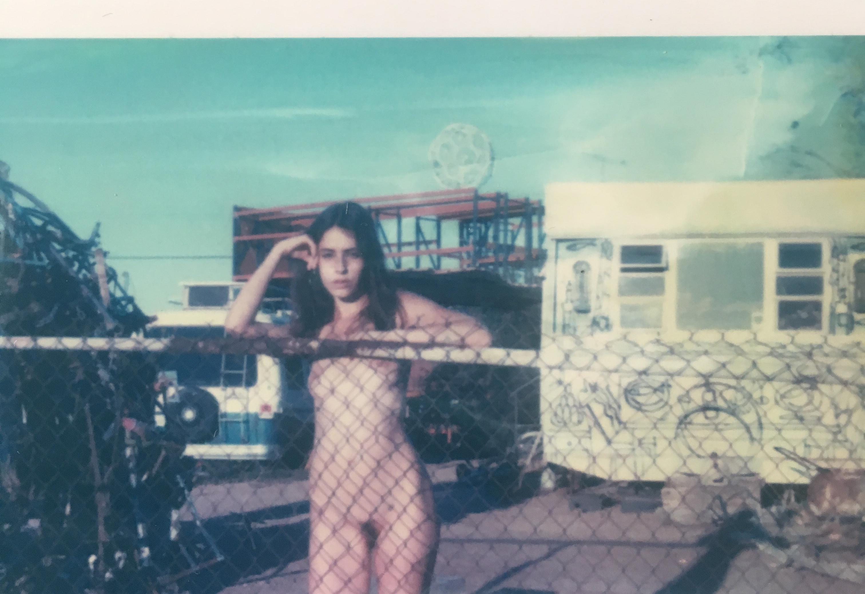 Don't fence me in - Contemporary, Polaroid, Nu, Couleur - Gris Landscape Photograph par Kirsten Thys van den Audenaerde