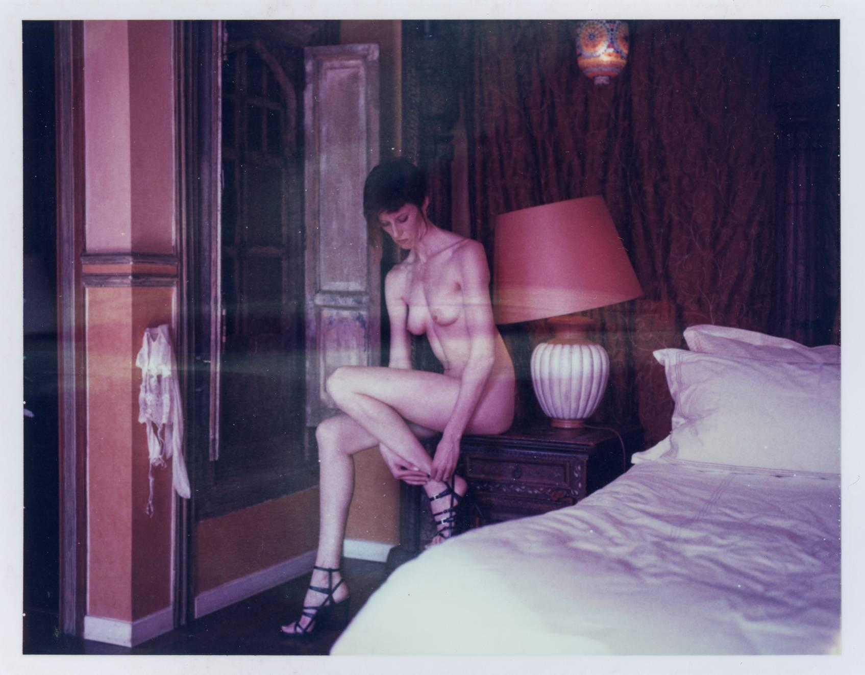 Figurative Photograph de Kirsten Thys van den Audenaerde - Vestirse - Polaroid, mujeres, desnudas