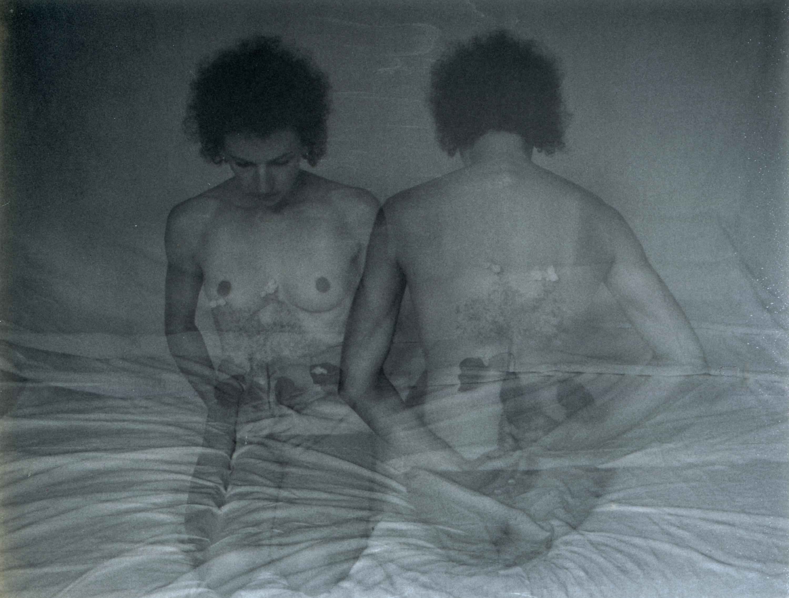 Kirsten Thys van den Audenaerde Black and White Photograph – Dualität - Contemporary, Polaroid, Schwarz-Weiß, Frauen, 21. Jahrhundert, Akt