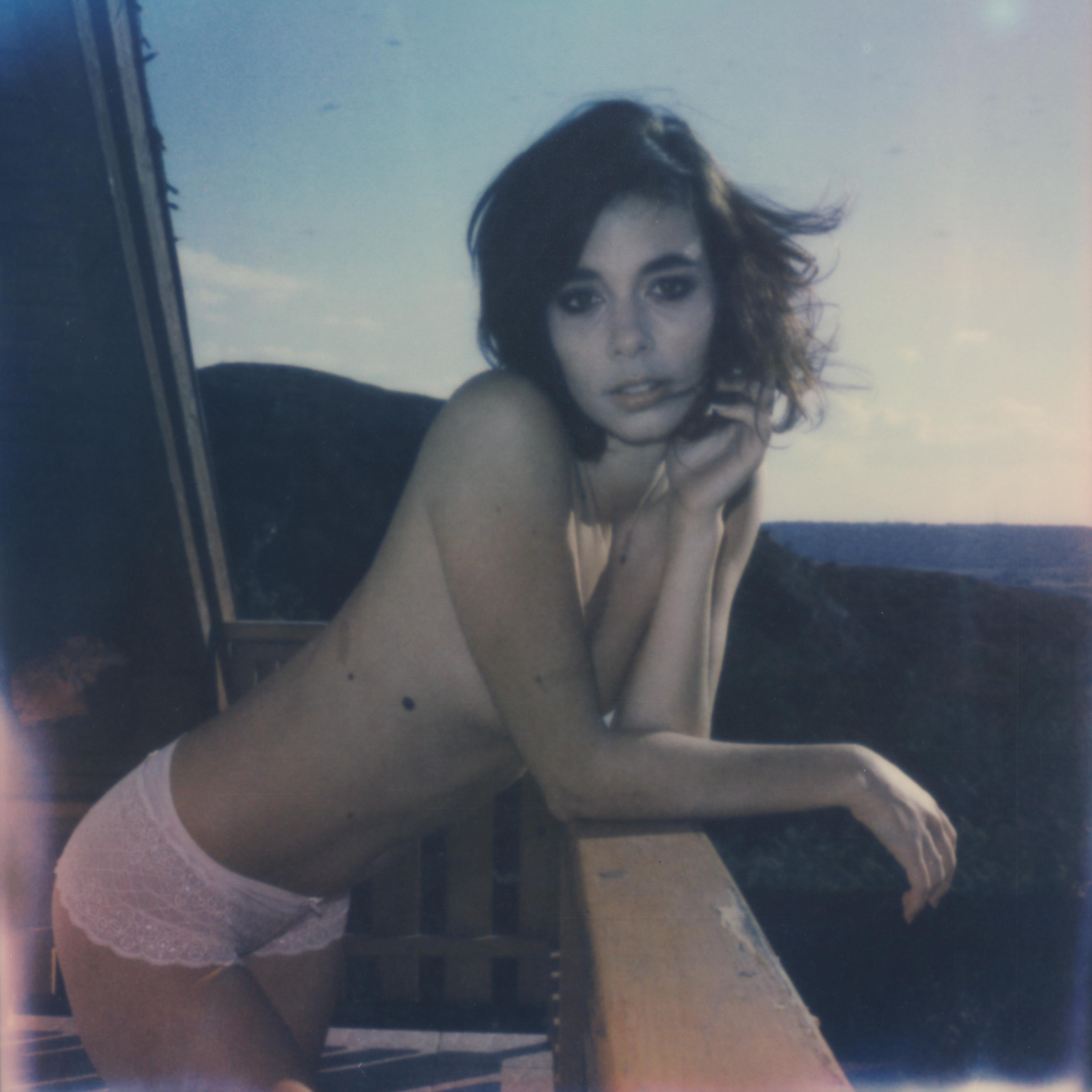 Nude Photograph Kirsten Thys van den Audenaerde - Ease me - Contemporain, Nu, Femmes, Polaroid, XXIe siècle