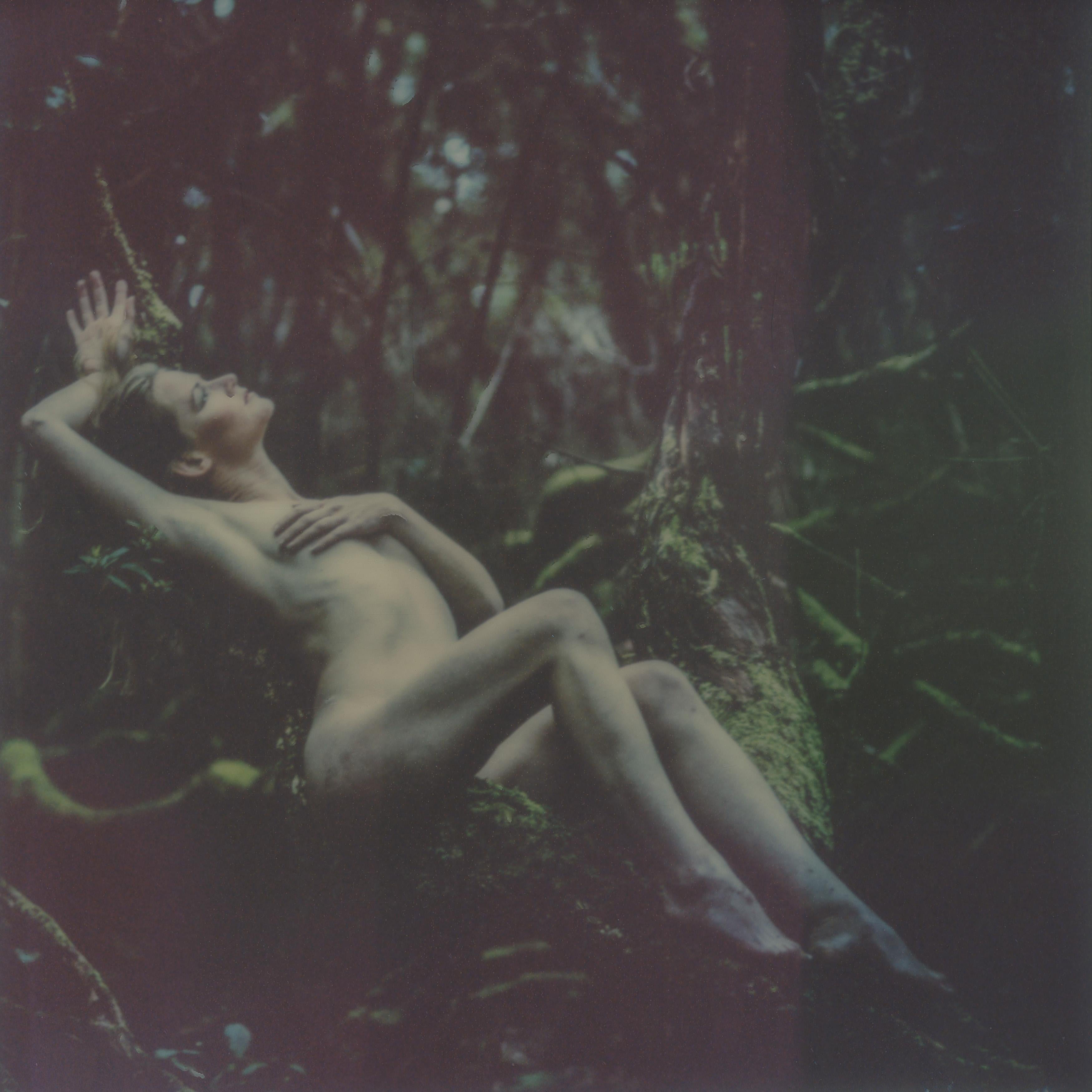Color Photograph di Kirsten Thys van den Audenaerde - Eden - Contemporaneo, Nudo, Donna, Polaroid, 21° secolo