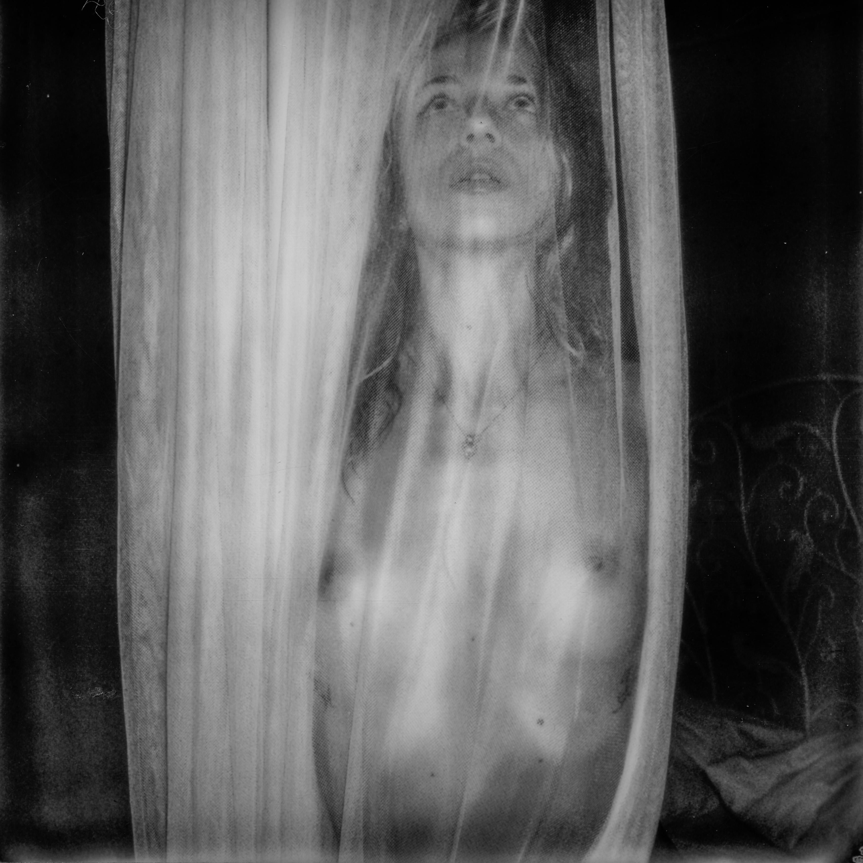 Black and White Photograph Kirsten Thys van den Audenaerde - Epiphanie - Contemporain, Polaroid, Nu, Paysage, 21e Siècle