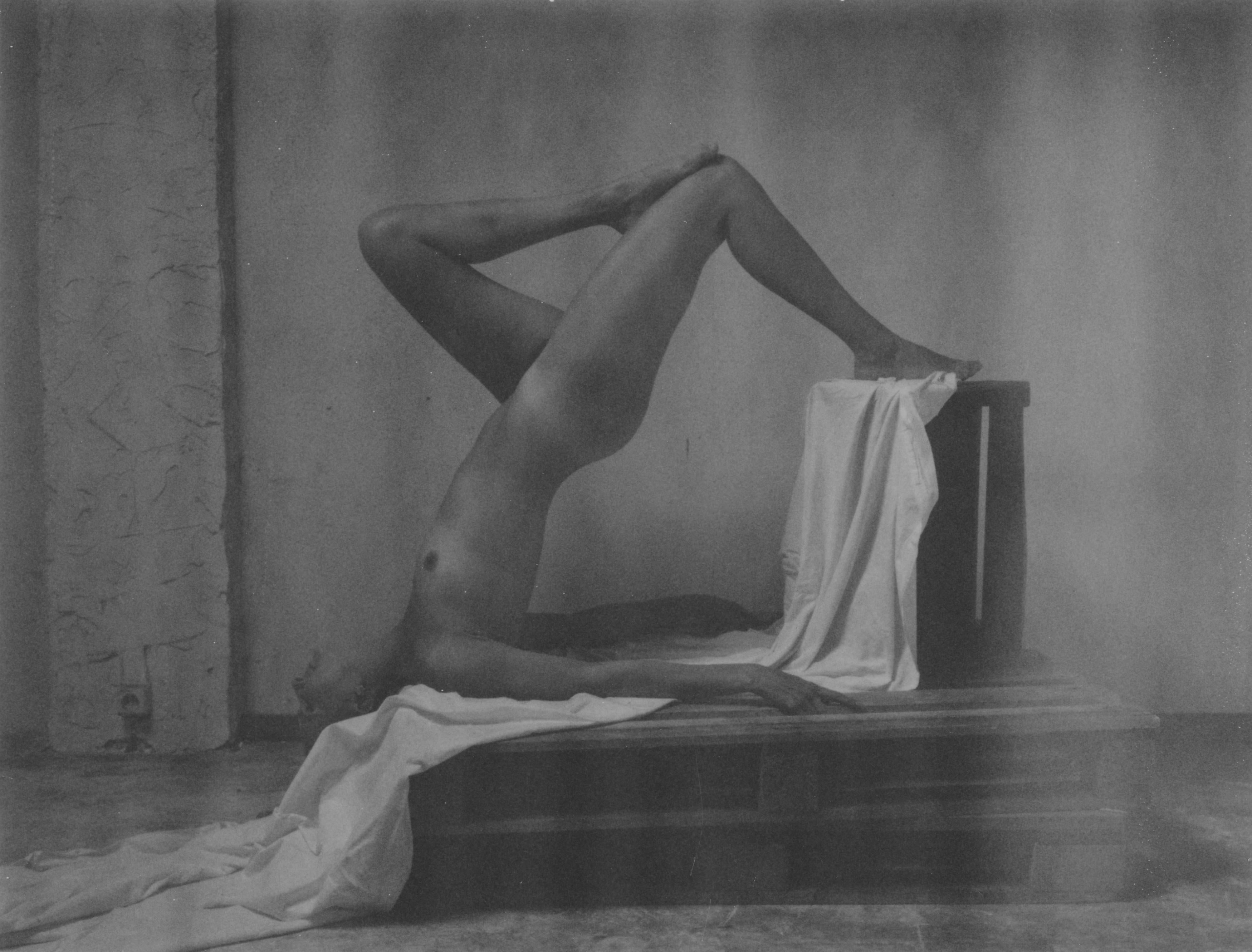Black and White Photograph di Kirsten Thys van den Audenaerde - Equilibrium - Contemporaneo, Polaroid, Bianco e nero, Donne, Nudo