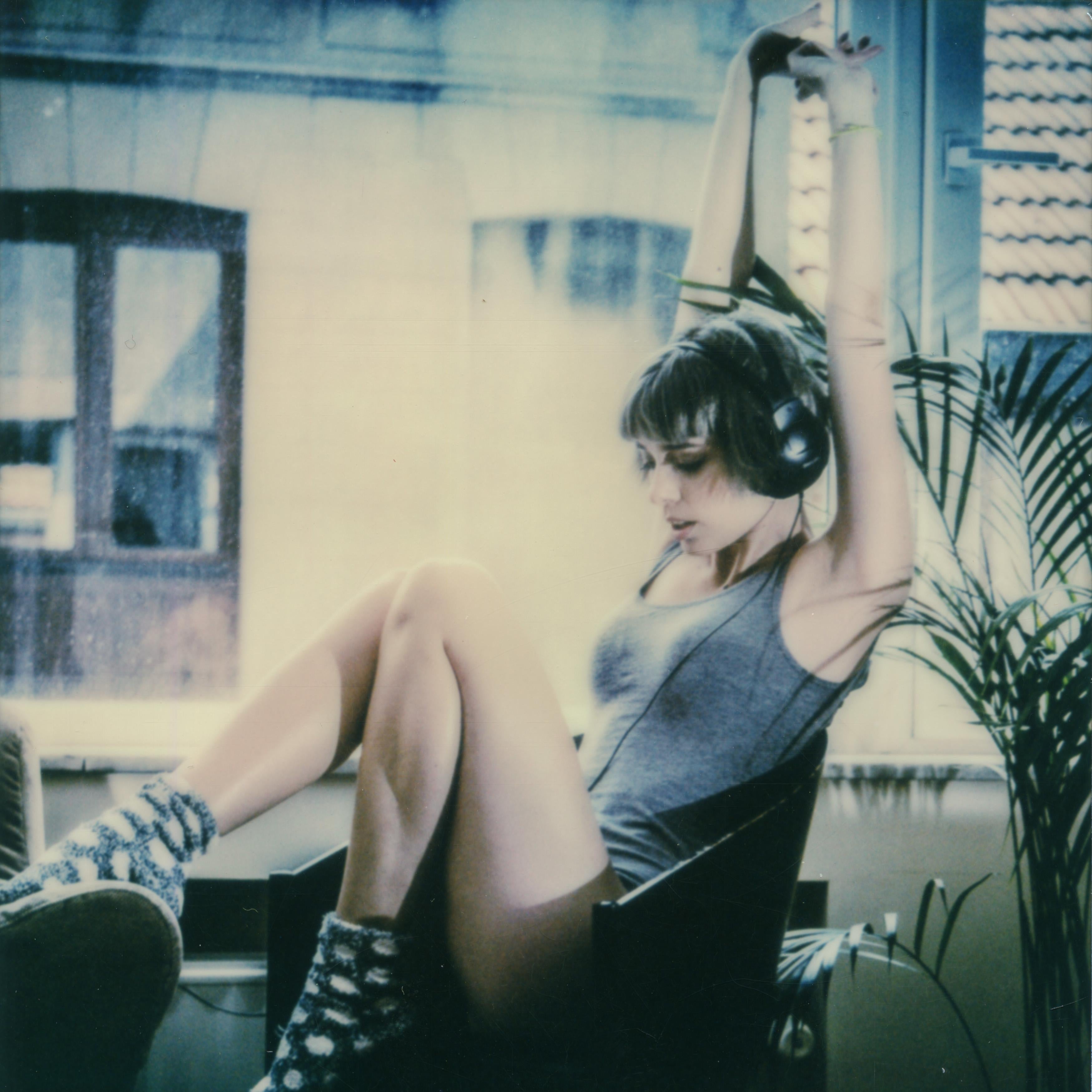 Color Photograph Kirsten Thys van den Audenaerde - Escapisme - Contemporain, Polaroïd, Couleur, Femmes, 21ème siècle