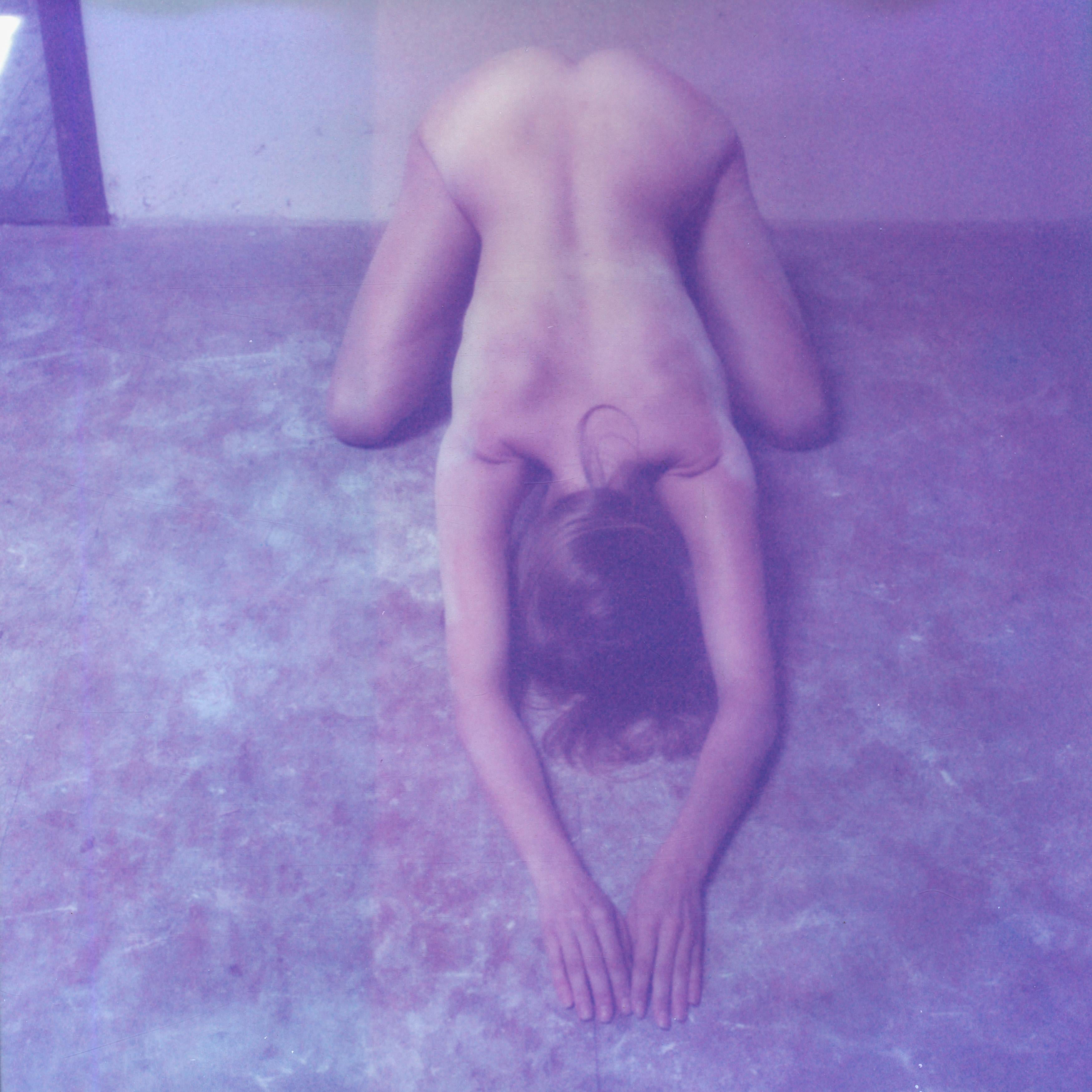 Kirsten Thys van den Audenaerde Nude Photograph – Exile - Polaroid, Farbe, Frauen, 21. Jahrhundert, Akt