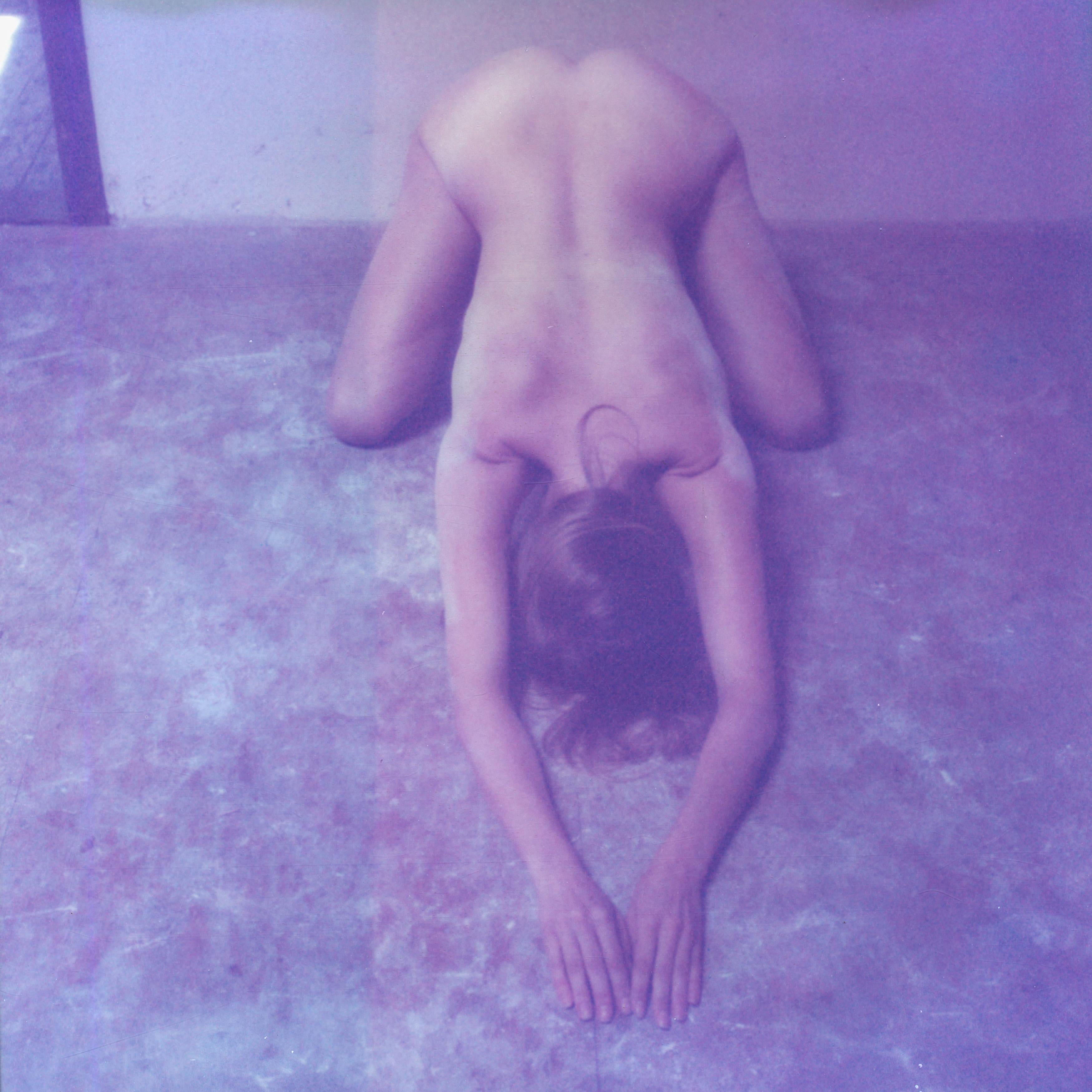 Nude Photograph di Kirsten Thys van den Audenaerde - Esilio - Polaroid, Colore, Donne, 21° secolo, Nudo