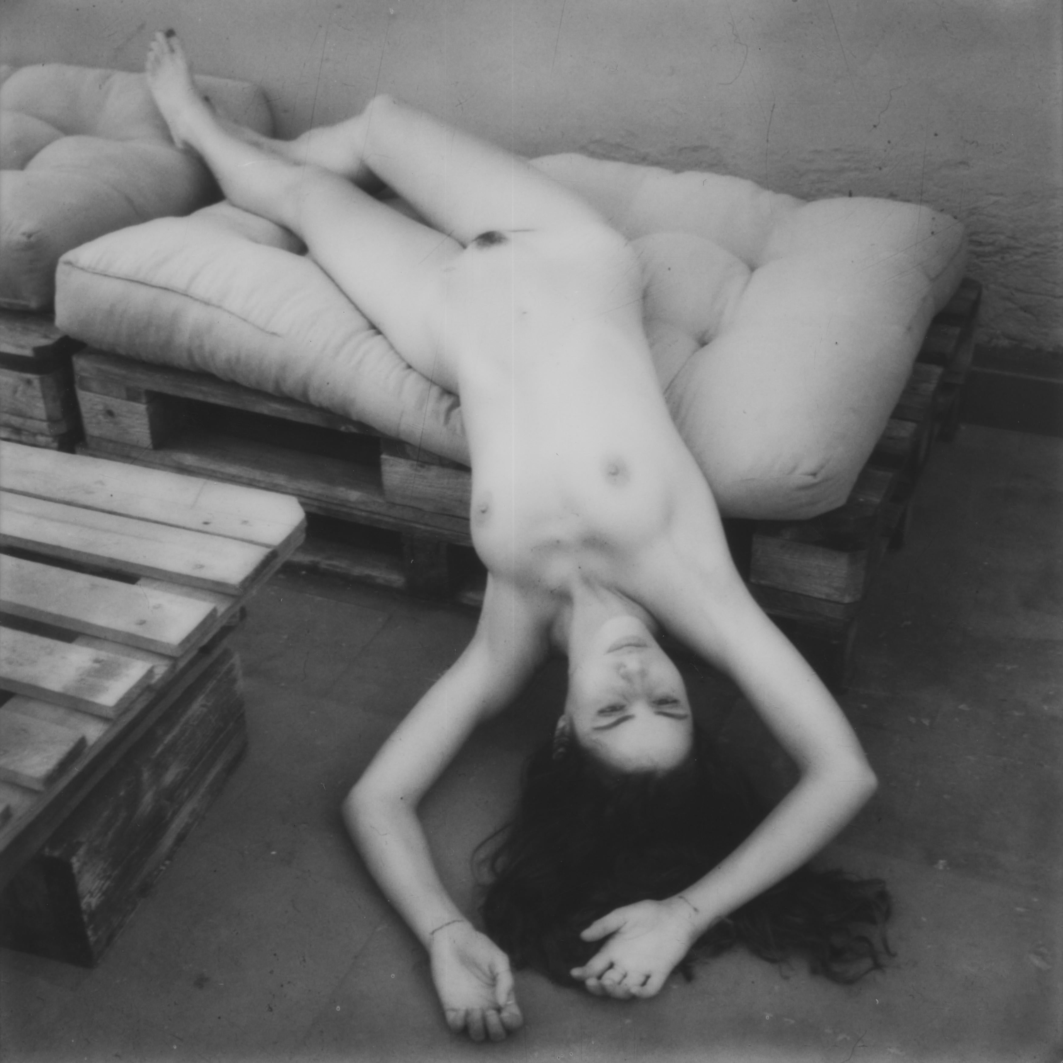 Kirsten Thys van den Audenaerde Nude Photograph – Fallen - Contemporary, Frauen, Polaroid, 21. Jahrhundert, Akt, 21. Jahrhundert