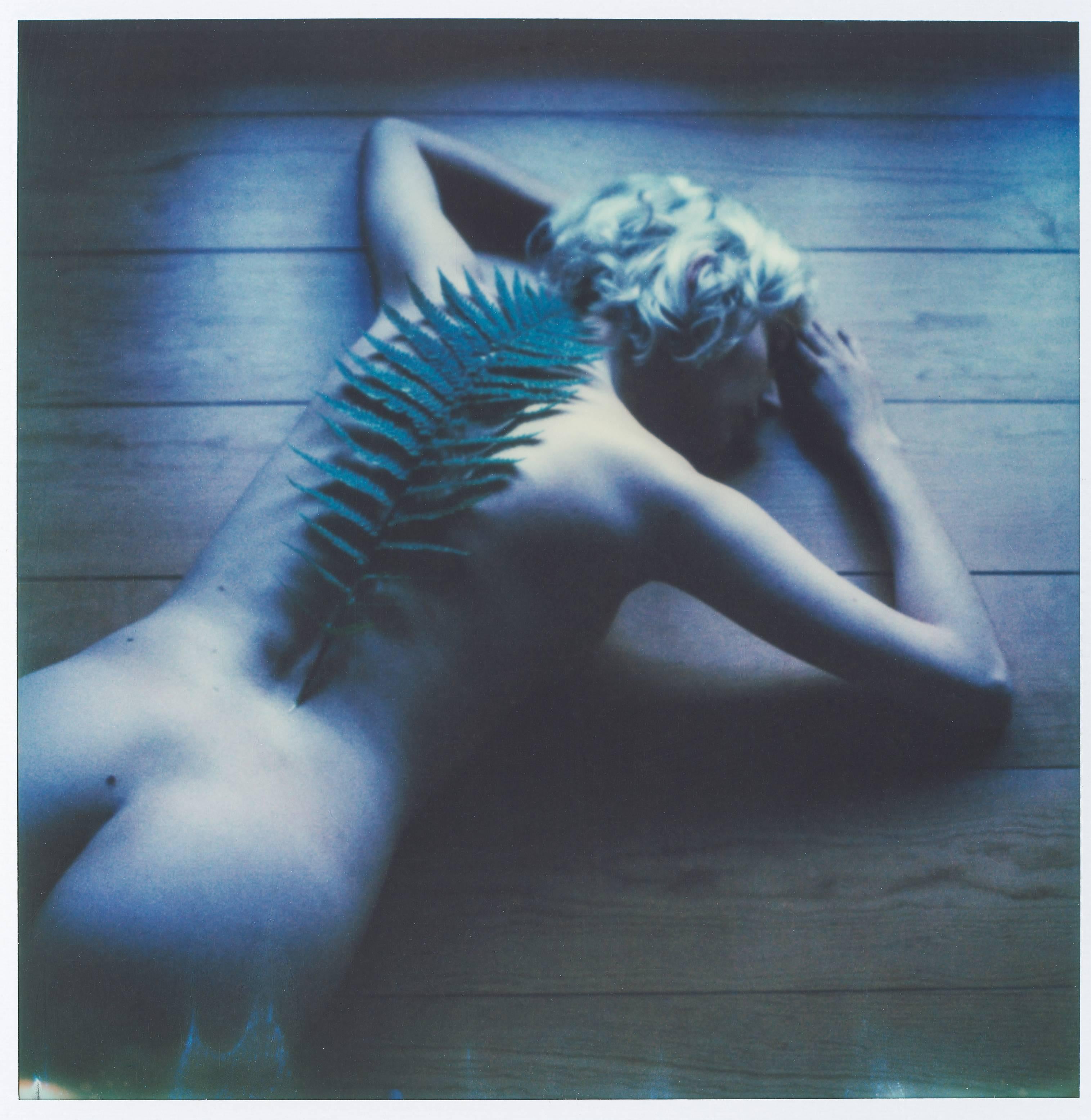 Kirsten Thys van den Audenaerde Portrait Photograph – Fernweh - Akt, Frauen, Fotografie. Contemporary, Blau, Polaroid, Analog