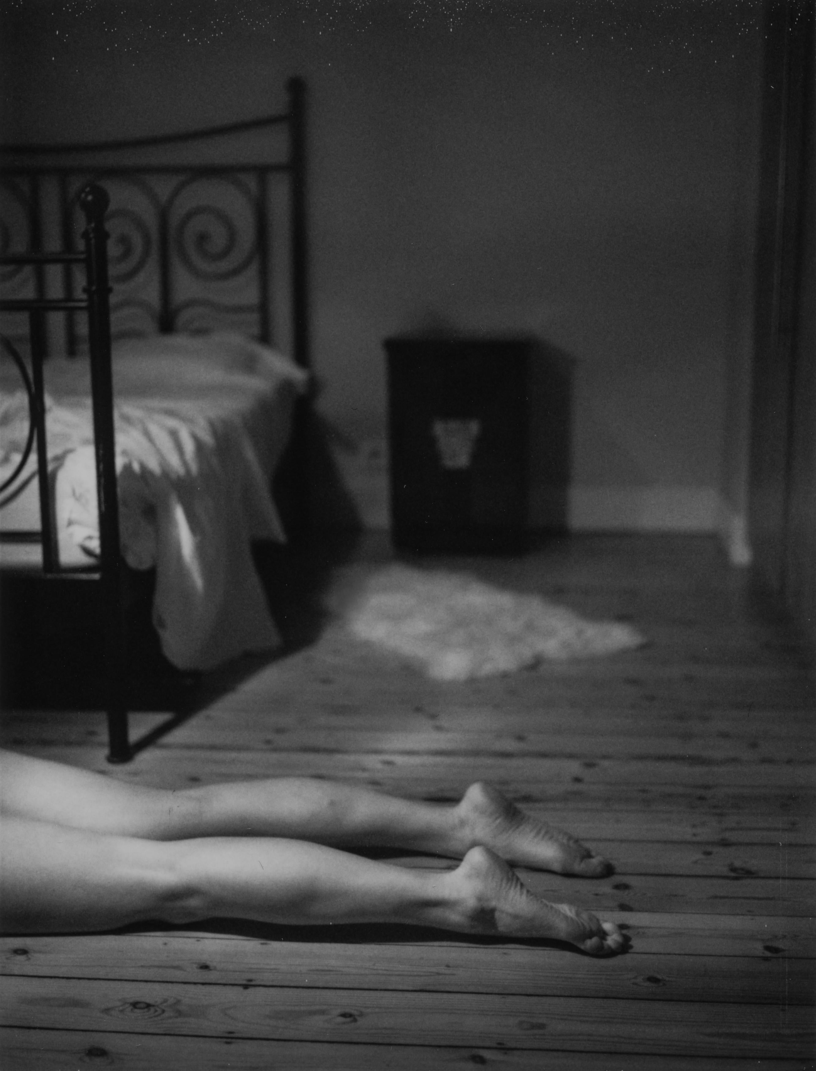 Black and White Photograph Kirsten Thys van den Audenaerde - Inquiétude  - Contemporain, Nu, Femmes, Polaroïd, 21e siècle