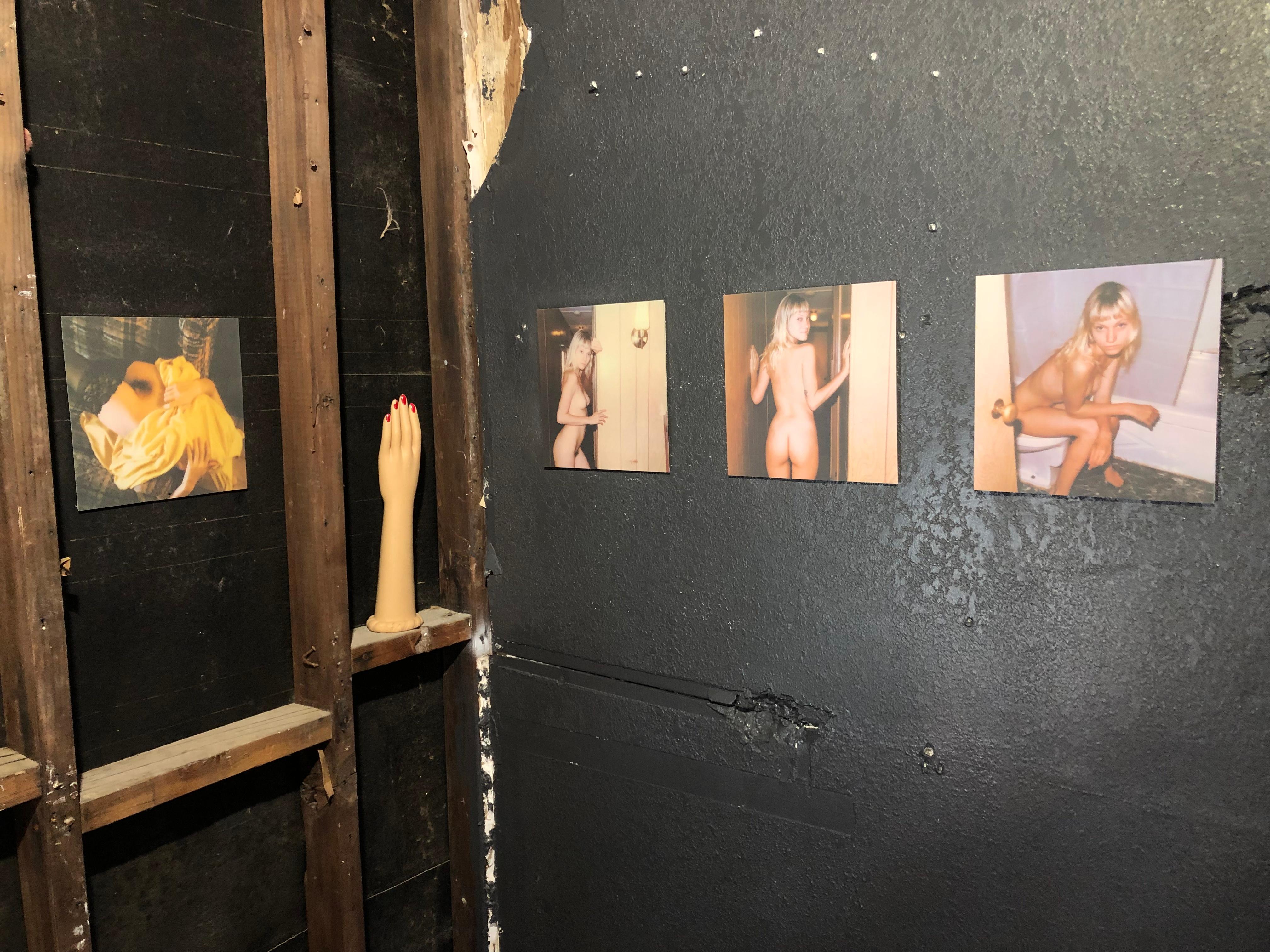 Golden Brown - Contemporaneo, Nudo, Donne, Polaroid, 21° secolo, Colore in vendita 2