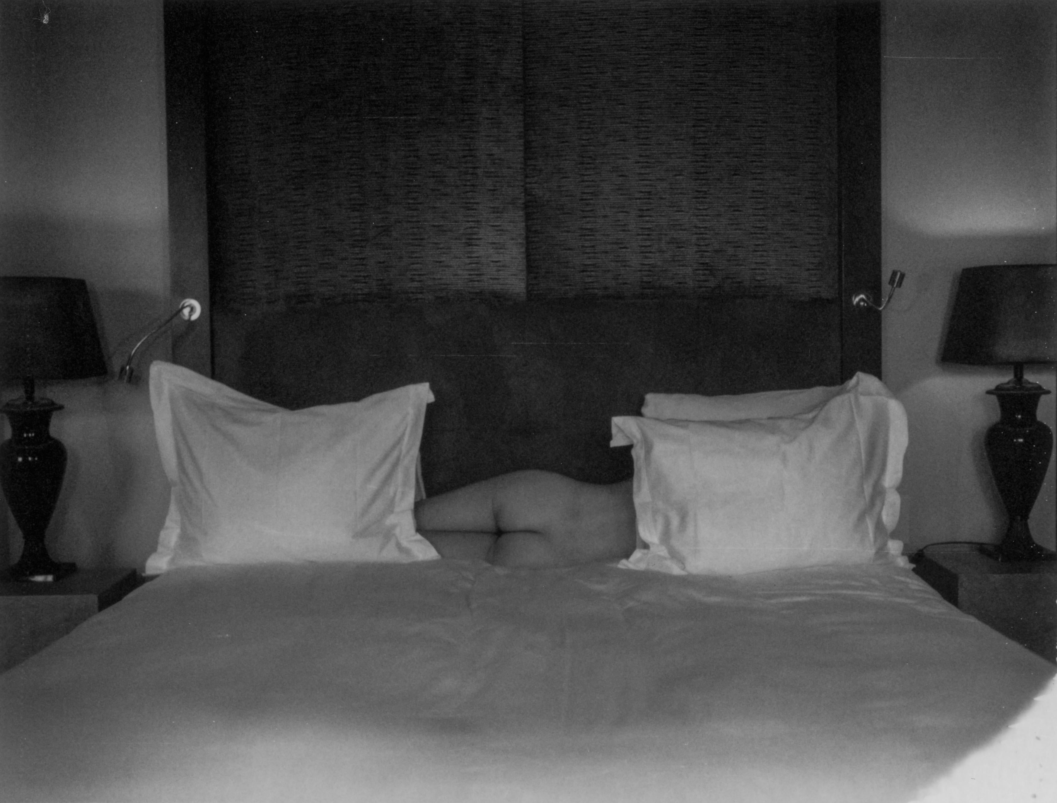 Kirsten Thys van den Audenaerde Black and White Photograph – Goodbye Girl - 21. Jahrhundert, Polaroid, Akt, Fotografie, Frauen