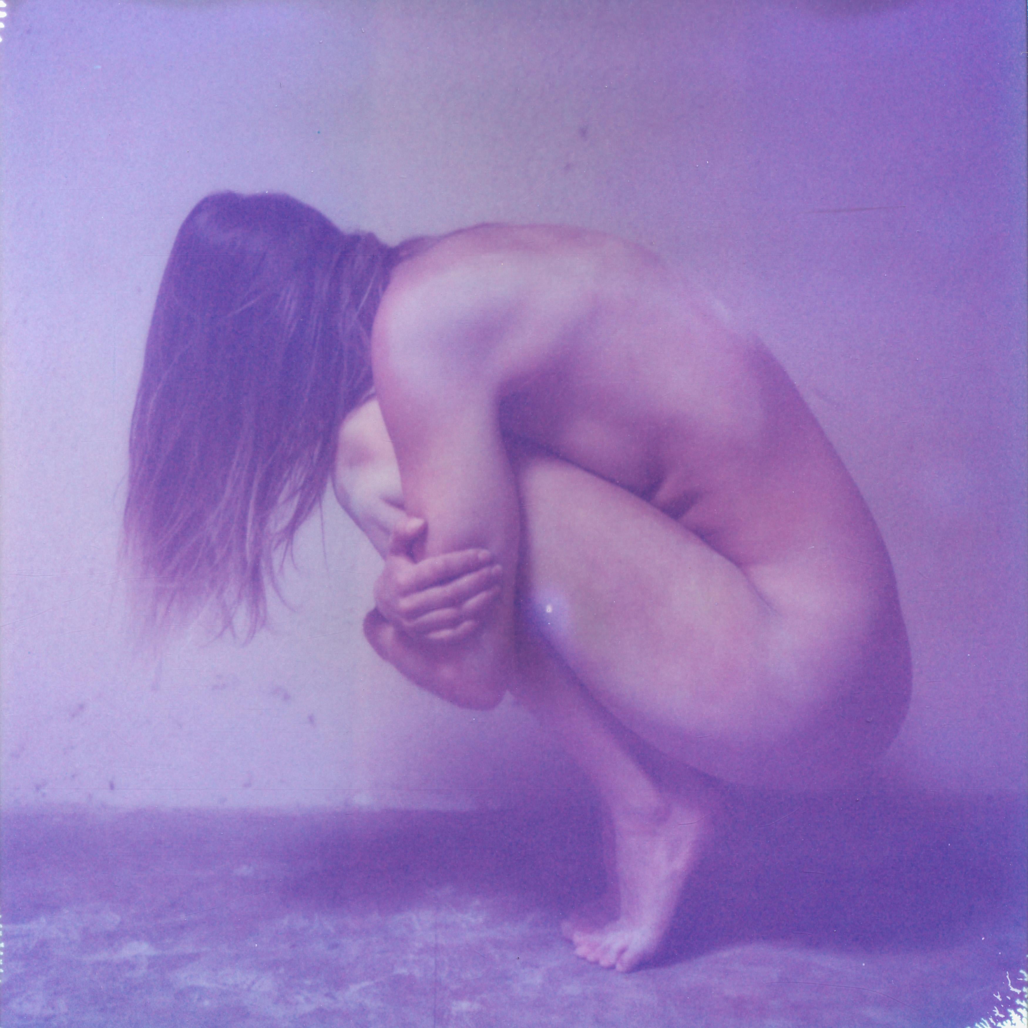 Kirsten Thys van den Audenaerde Nude Photograph – Ground force – Polaroid, Farbe, Frauen, 21. Jahrhundert, Akt