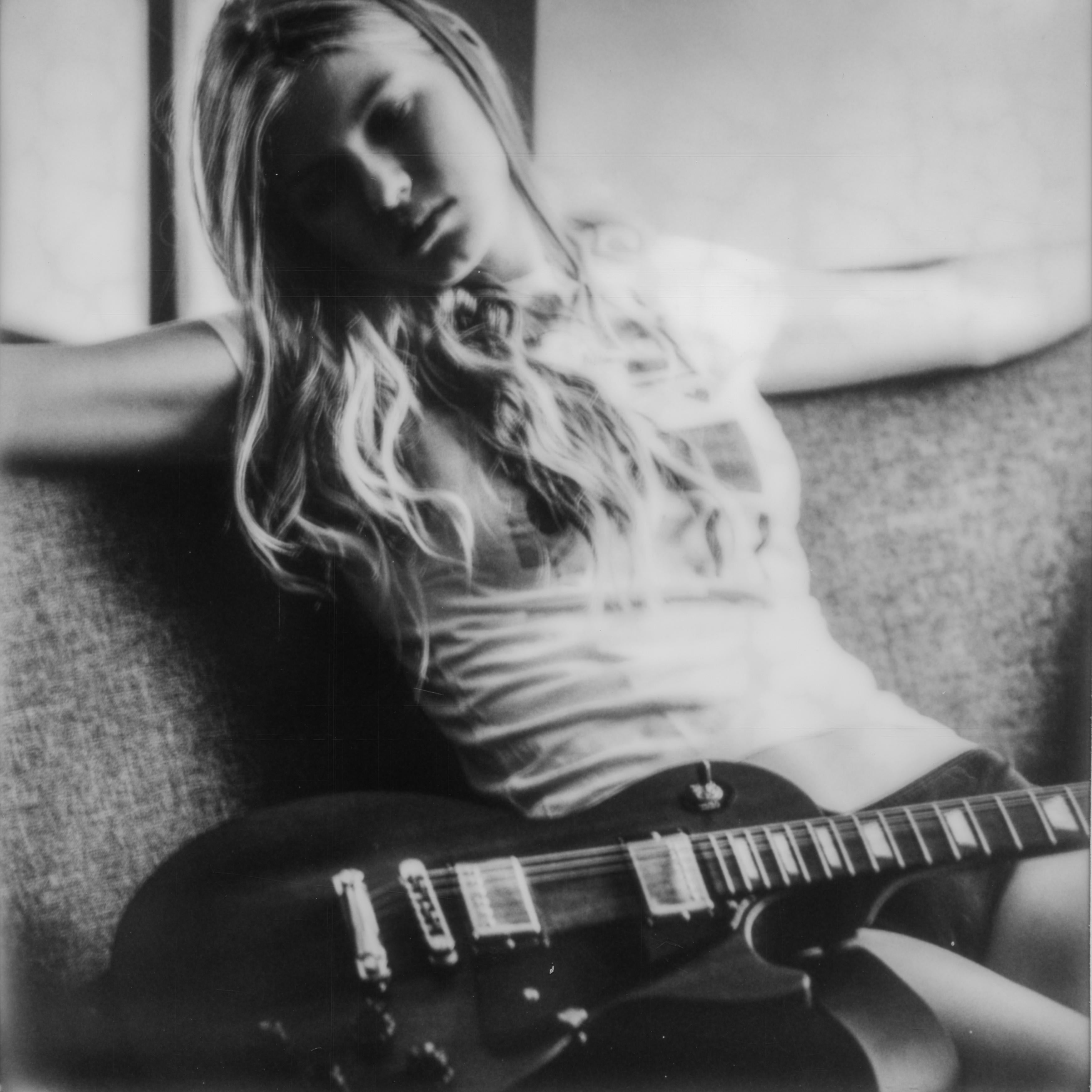 Jeune fille à guitare - Polaroid, noir et blanc, femmes, XXIe siècle, nu