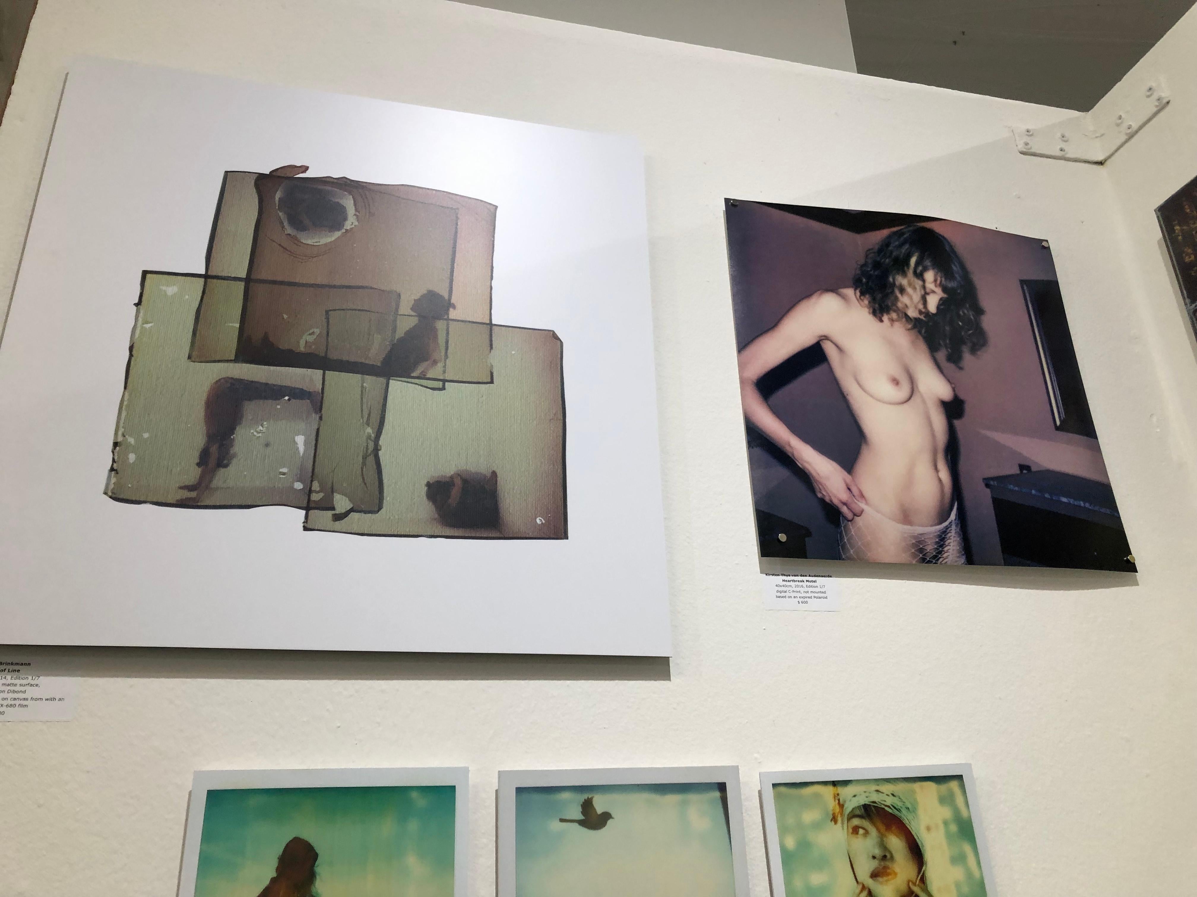 Heartbreak Motel - Polaroid, Zeitgenössisch, 21. Jahrhundert, Farbe, Frauen – Photograph von Kirsten Thys van den Audenaerde