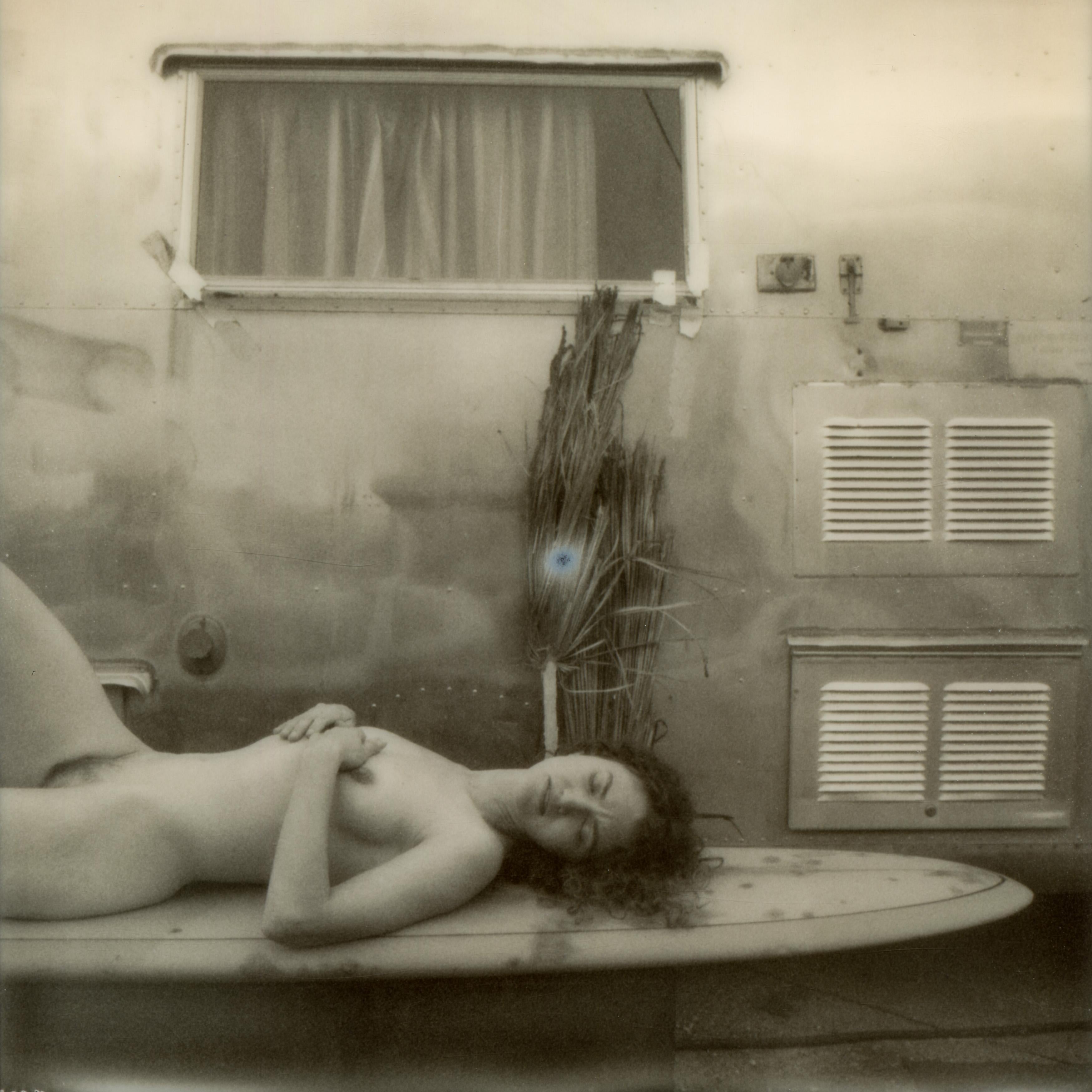 Black and White Photograph de Kirsten Thys van den Audenaerde - Huracán (Playa de Bombay) - Contemporáneo, Polaroid, Color, Mujer, Siglo XXI