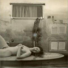 Hurricane (Bombay Beach) - Contemporary, Polaroid, Farbe, Frauen, 21. Jahrhundert